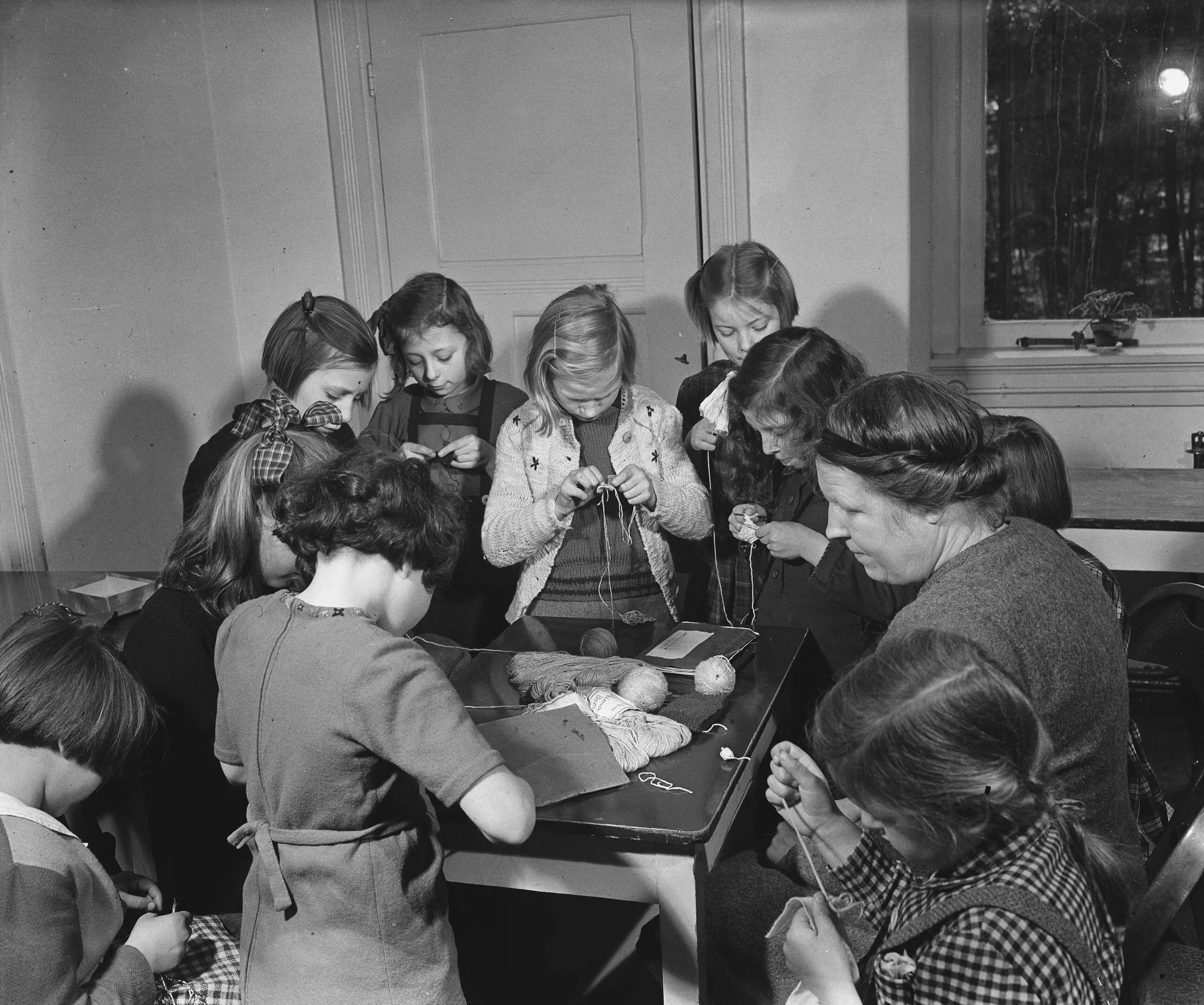 Werkplaats Kindergemeenschap van Kees Boeke te Bilthoven — De Werkplaats Kindergemeenschap van Kees Boeke. Meisjes bezig met handwerken — Foto: Raucamp, Koos / Anefo. Licentie: Set B: Rechtenvrij / Publiek Domein. Bron: Nationaal Archief. http://hdl.handle.net/10648/a8991d84-d0b4-102d-bcf8-003048976d84