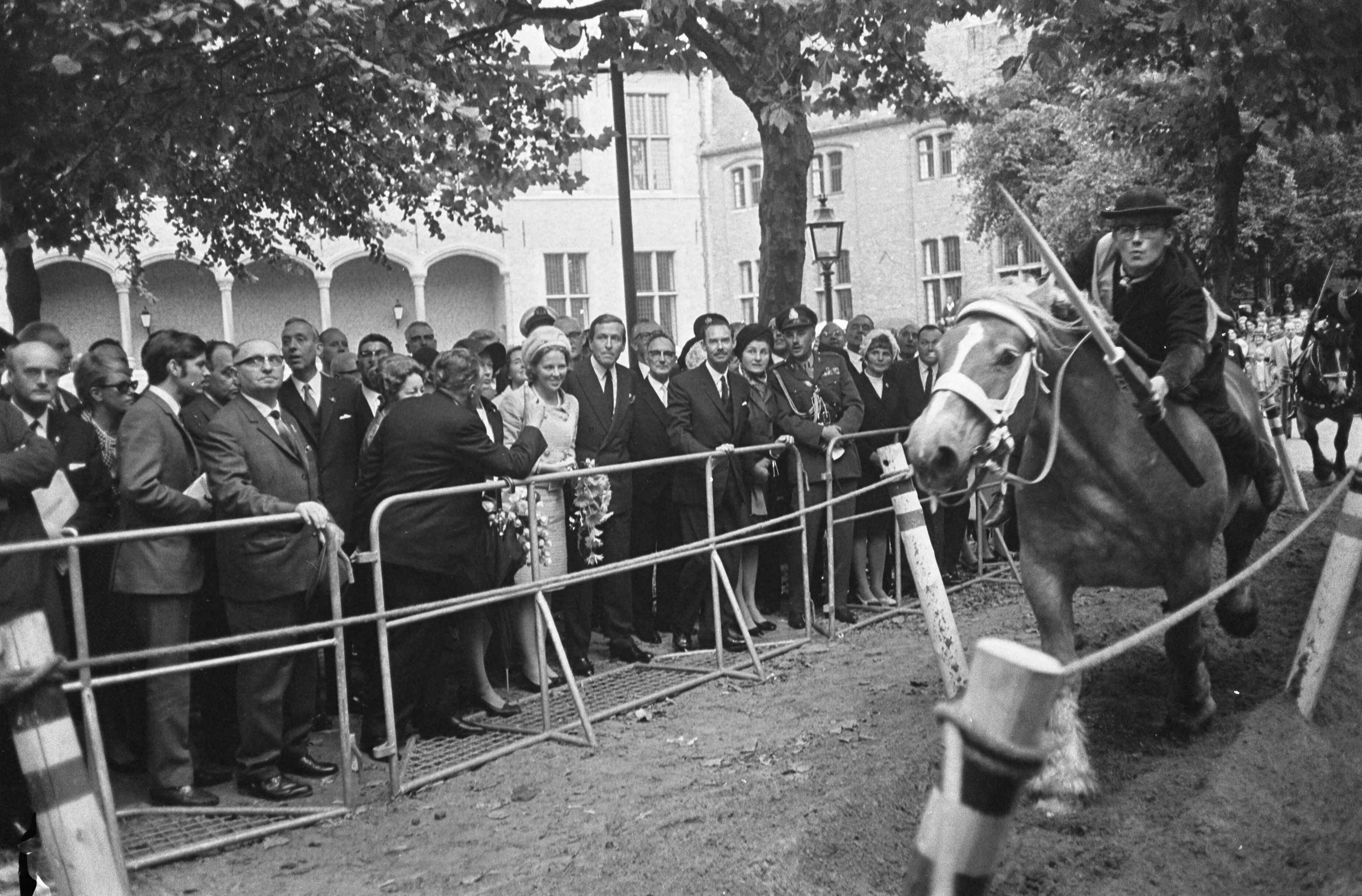 Fotocollectie Anefo — Koninklijk bezoek naar Zeeland. De hoge gasten volgen het ringsteken in Middelburg — Foto: Koch, Eric / Anefo. Licentie: Set B: Rechtenvrij / Publiek Domein. Bron: Nationaal Archief. http://hdl.handle.net/10648/ab272e24-d0b4-102d-bcf8-003048976d84