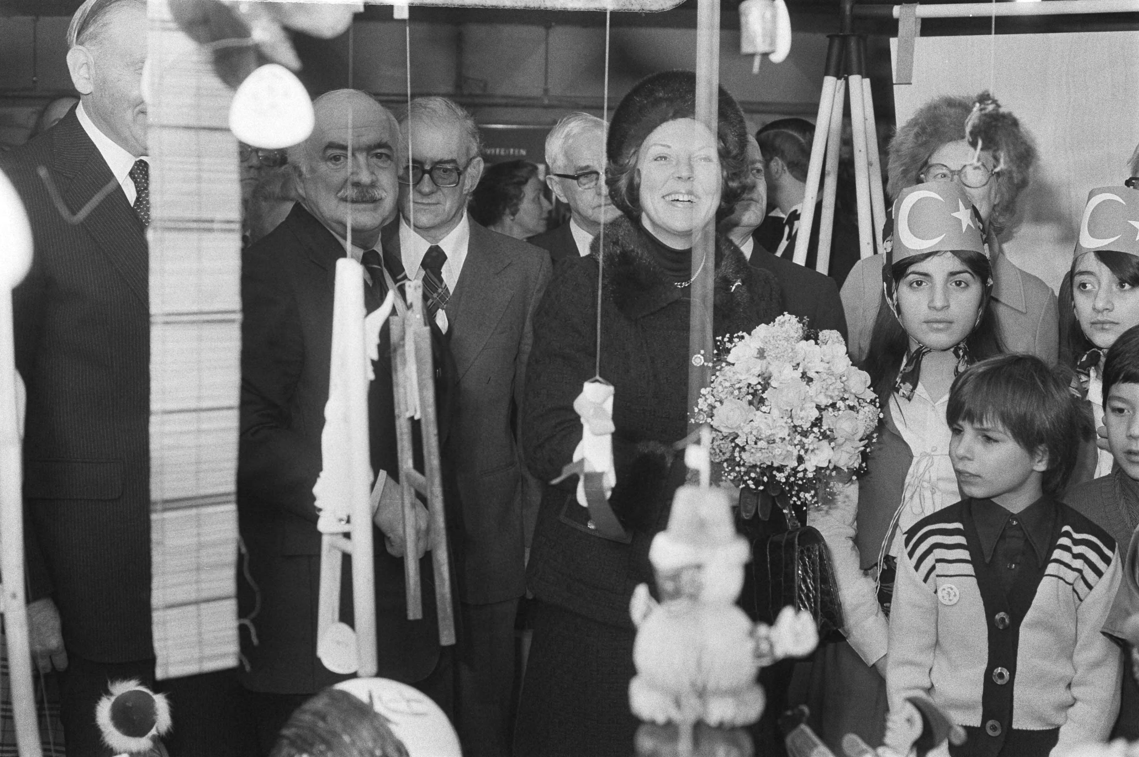 Fotocollectie Anefo — Prinses Beatrix opent tentoonstelling "Spel en Speelgoed uit de Gehele Wereld" in Babylon-complex in Den Haag — Foto: Suyk, Koen / Anefo. Licentie: Set B: Rechtenvrij / Publiek Domein. Bron: Nationaal Archief. http://hdl.handle.net/10648/acc3a60e-d0b4-102d-bcf8-003048976d84