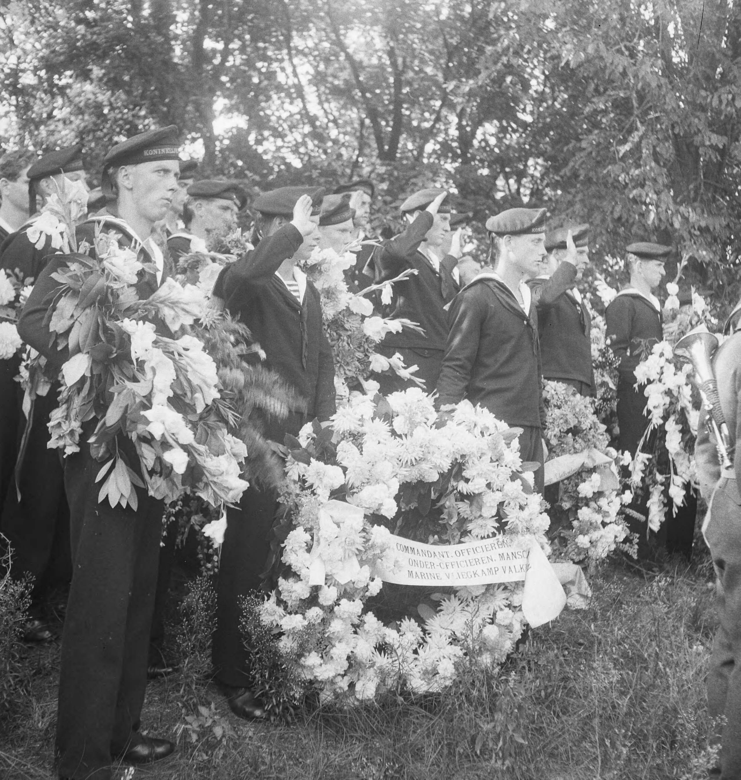 Fotocollectie Anefo — Begrafenis 3 officieren Den Haag. Op de begraafplaats — Foto: Merk, Ben / Anefo. Licentie: Set B: Rechtenvrij / Publiek Domein. Bron: Nationaal Archief. http://hdl.handle.net/10648/ad75483c-d0b4-102d-bcf8-003048976d84