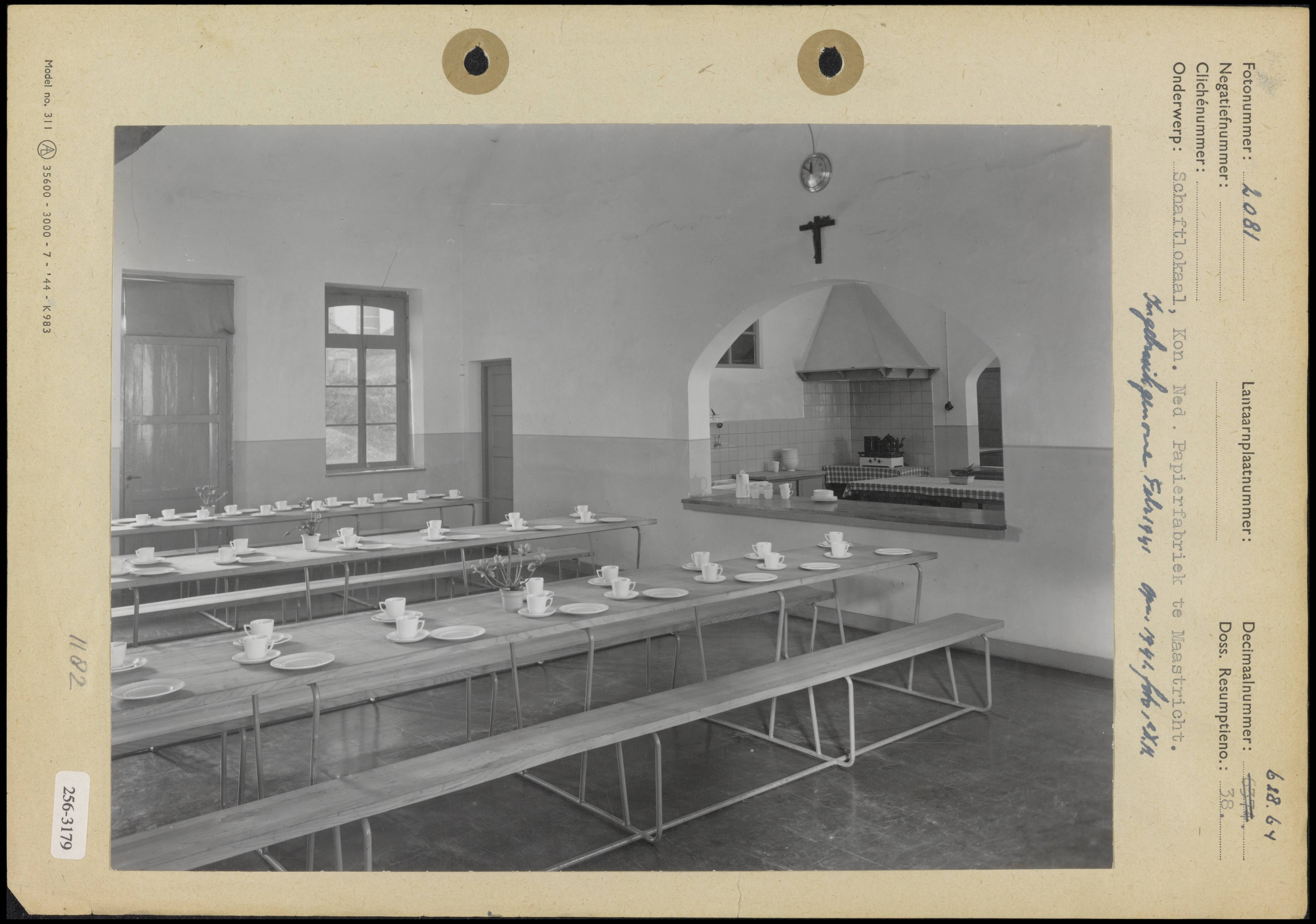 Personeelsvoorzieningen KNP Maastricht — Schaftlokaal van de Koninlijke Nederlandse Papierfabriek te Maastricht; in gebruik genomen in februari 1941 — Foto: Onbekend / Publiek Domein of Rechtenvrij. Licentie: Set B: Rechtenvrij / Publiek Domein. Bron: Nationaal Archief. http://hdl.handle.net/10648/b016255c-d0b4-102d-bcf8-003048976d84
