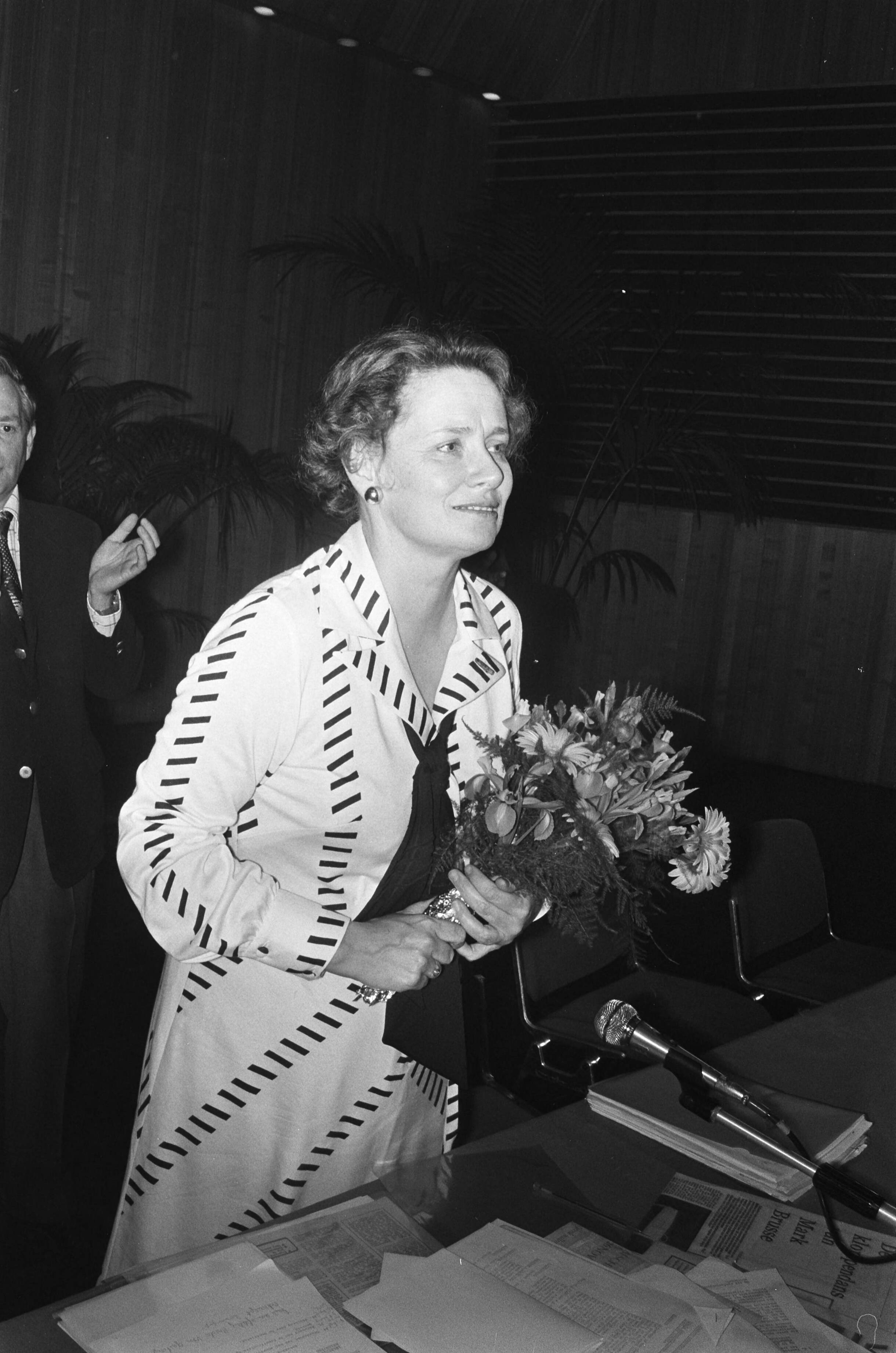 Fotocollectie Anefo — VVD-congres in Breda; Haya van Someren neemt afscheid van publiek — Foto: Bogaerts, Rob / Anefo. Licentie: Set B: Rechtenvrij / Publiek Domein. Bron: Nationaal Archief. http://hdl.handle.net/10648/ac63a6f0-d0b4-102d-bcf8-003048976d84