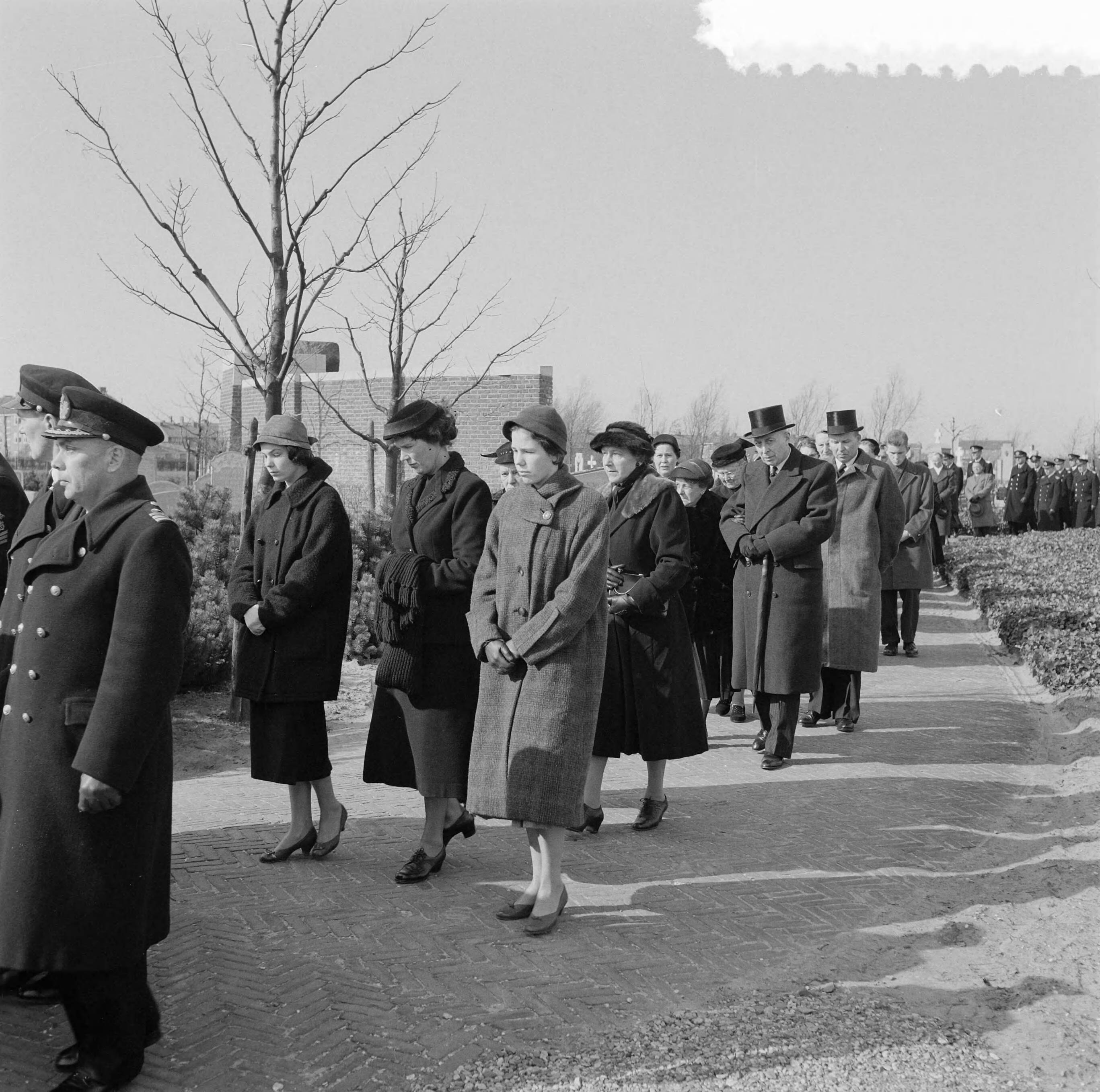 Fotocollectie Anefo — Marvobegrafenis in Vlissingen. Overste C. Greeuw — Foto: Behrens, Herbert F. / Anefo. Licentie: Set B: Rechtenvrij / Publiek Domein. Bron: Nationaal Archief. http://hdl.handle.net/10648/a95b1074-d0b4-102d-bcf8-003048976d84