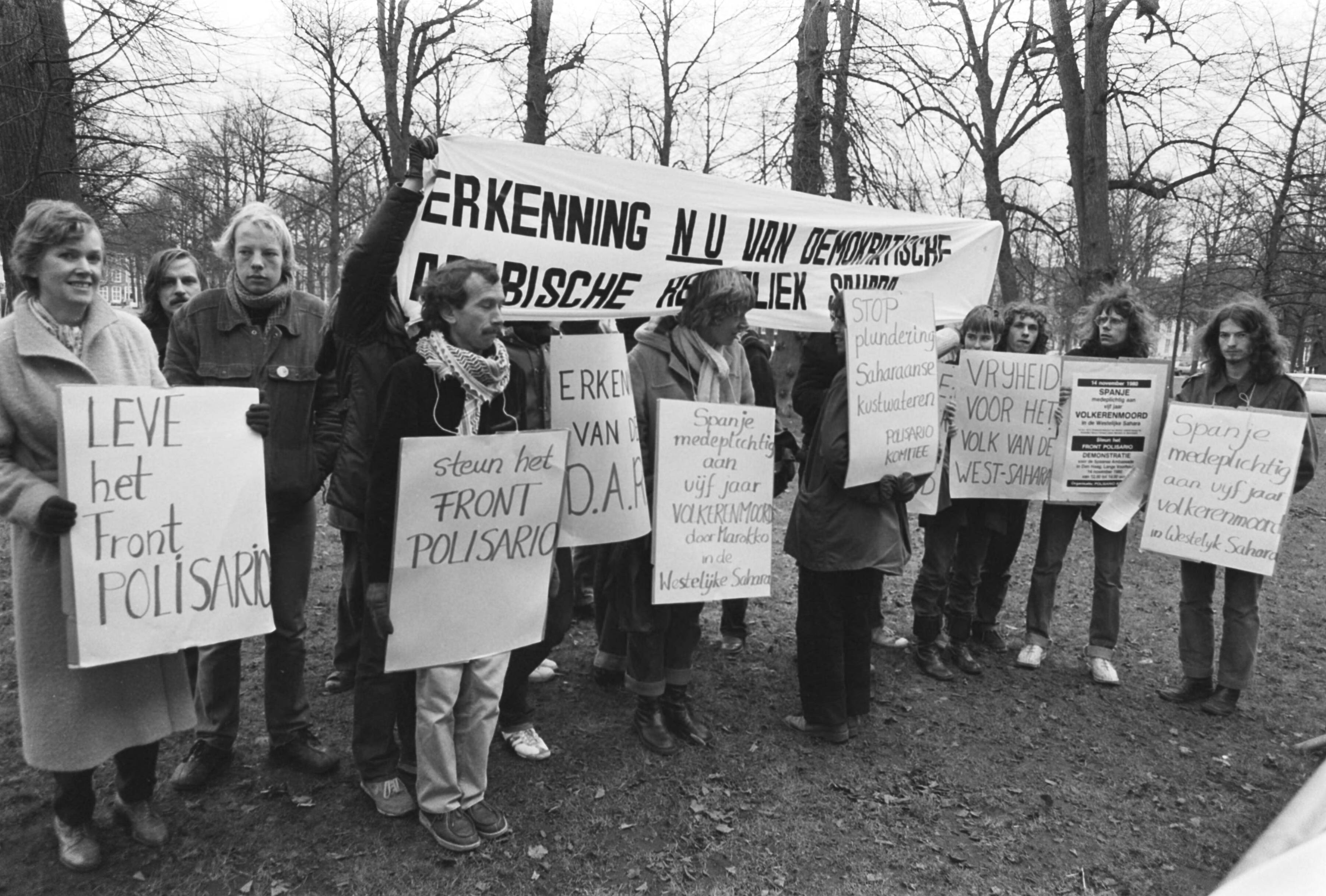 Fotocollectie Anefo — Demonstratie door het Polisariocomite voor de Spaanse Ambassade in Den Haag , demonstranten voor Spaanse Ambassade — Foto: Antonisse, Marcel / Anefo. Licentie: Set B: Rechtenvrij / Publiek Domein. Bron: Nationaal Archief. http://hdl.handle.net/10648/aceda24c-d0b4-102d-bcf8-003048976d84