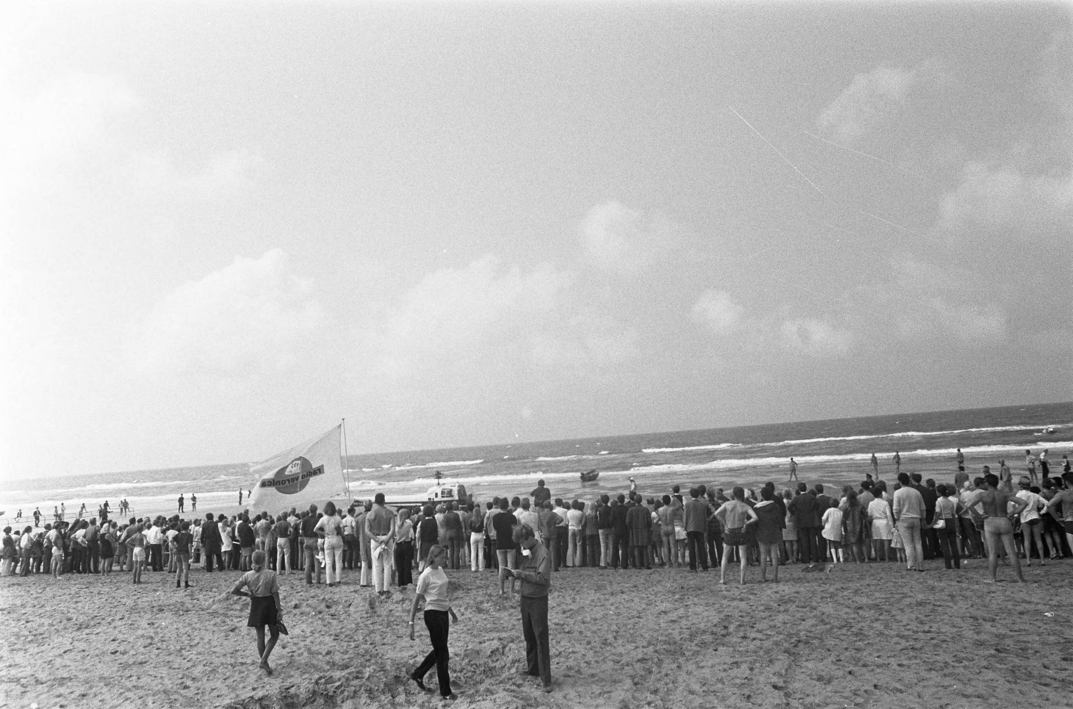 Fotocollectie Anefo — Veronica helikopter op Zandvoort strand — Foto: Mieremet, Rob / Anefo. Licentie: Set B: Rechtenvrij / Publiek Domein. Bron: Nationaal Archief. http://hdl.handle.net/10648/ab766340-d0b4-102d-bcf8-003048976d84