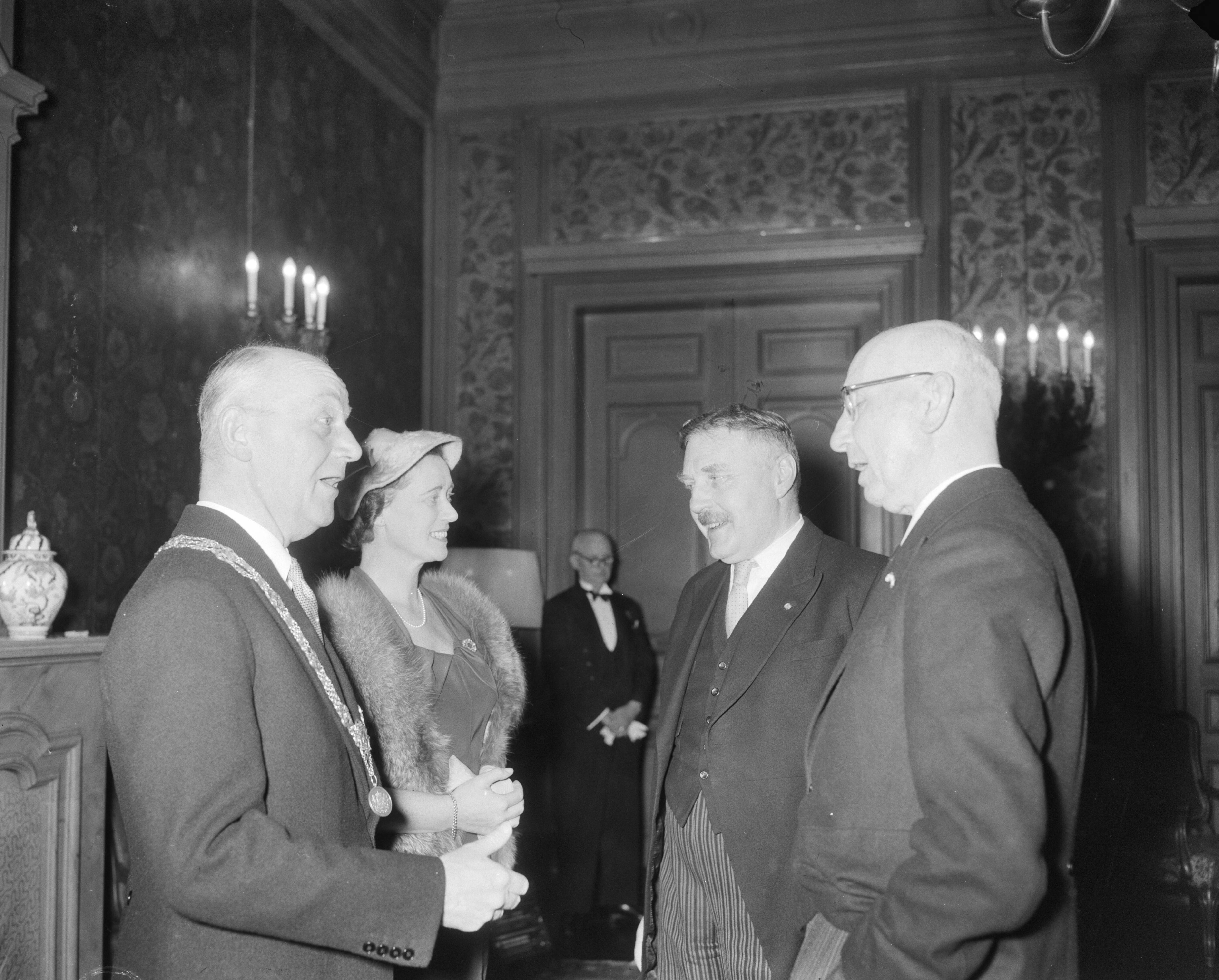 Fotocollectie Anefo — Receptie nieuwe burgemeester Den Haag, mr. H.A.M.T. Kolfschoten — Foto: Bilsen, Joop van / Anefo. Licentie: Set B: Rechtenvrij / Publiek Domein. Bron: Nationaal Archief. http://hdl.handle.net/10648/a9586702-d0b4-102d-bcf8-003048976d84