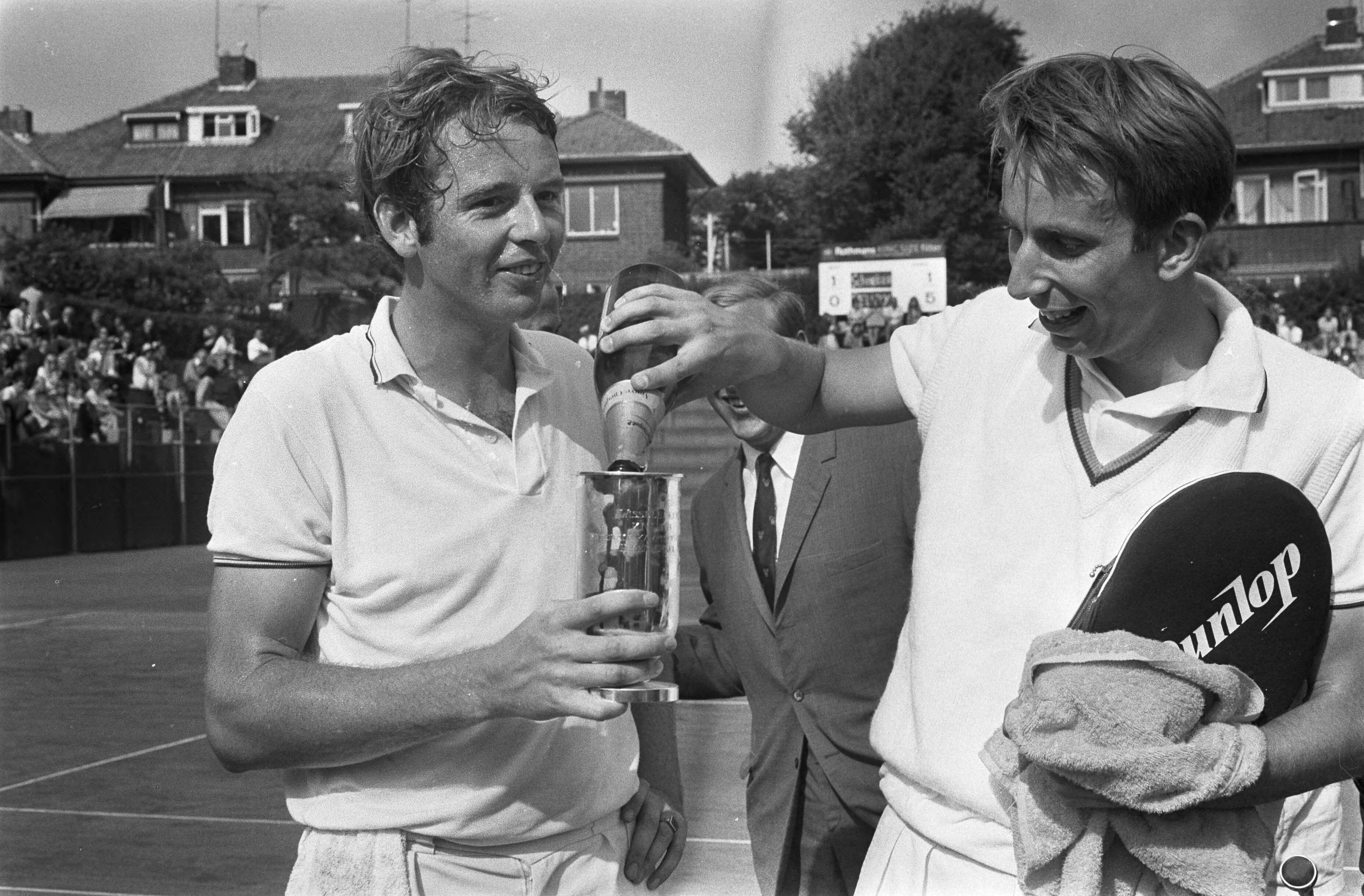 Fotocollectie Anefo — Tenniskampioenschappen, Scheveningen: l. Fleury met beker die volgeschonken wordt door Schneider — Foto: Koch, Eric / Anefo. Licentie: Set B: Rechtenvrij / Publiek Domein. Bron: Nationaal Archief. http://hdl.handle.net/10648/ab768398-d0b4-102d-bcf8-003048976d84