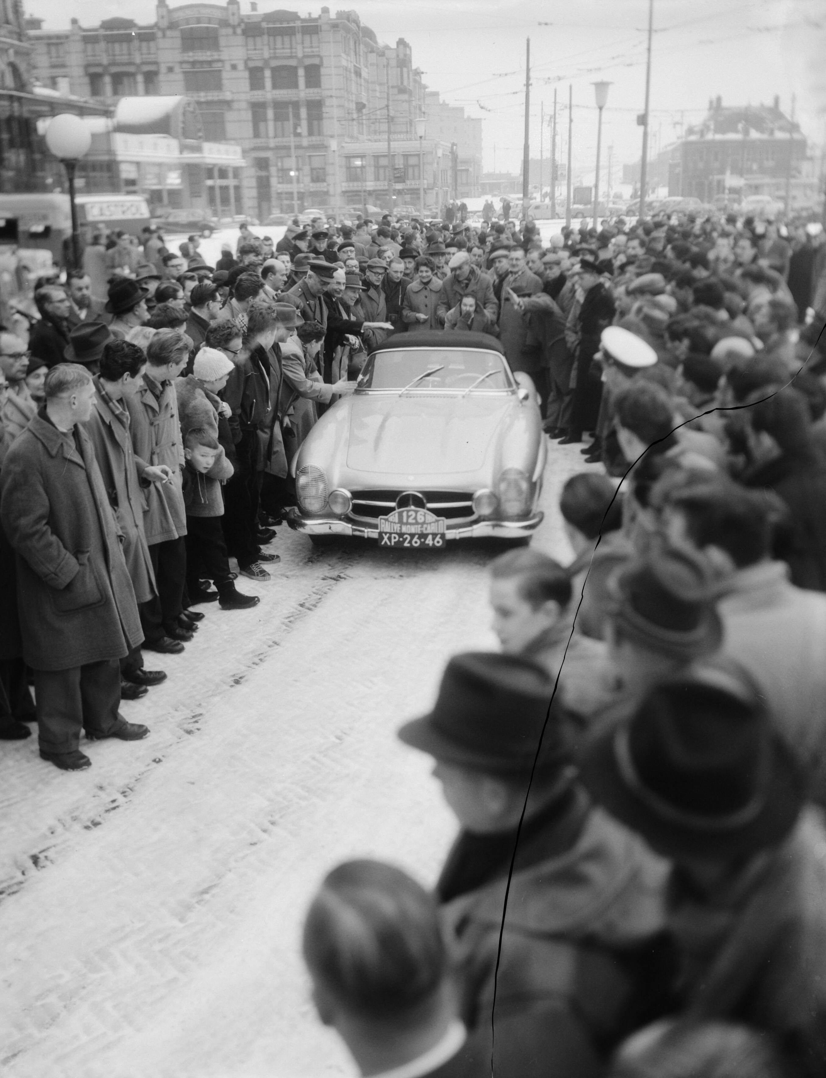 Fotocollectie Anefo — Start Rally van Monte Carlo bij het Kurhaus te Den Haag. Deelnemers Hans Tak en R.S de Boer met een Mercedes 300 SL Roadster (startnr. 126) — Foto: Pot, Harry / Anefo. Licentie: Set B: Rechtenvrij / Publiek Domein. Bron: Nationaal Archief. http://hdl.handle.net/10648/a9736b38-d0b4-102d-bcf8-003048976d84