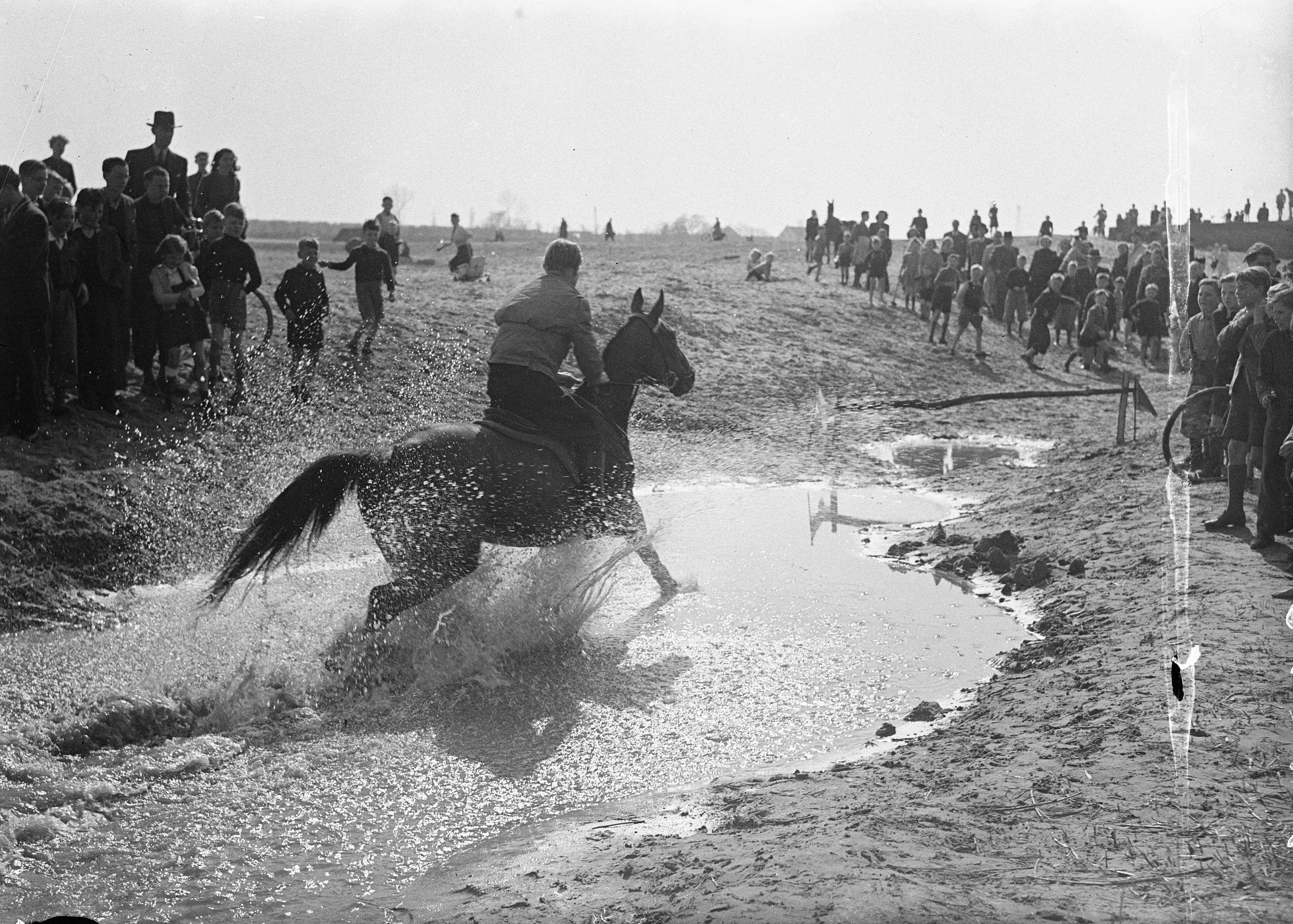 Cross-Country Amsterdam — Foto: Sagers, Harry / Anefo. — Licentie: Set B: Rechtenvrij / Publiek Domein. Bron: Nationaal Archief. http://hdl.handle.net/10648/a8a6c11e-d0b4-102d-bcf8-003048976d84