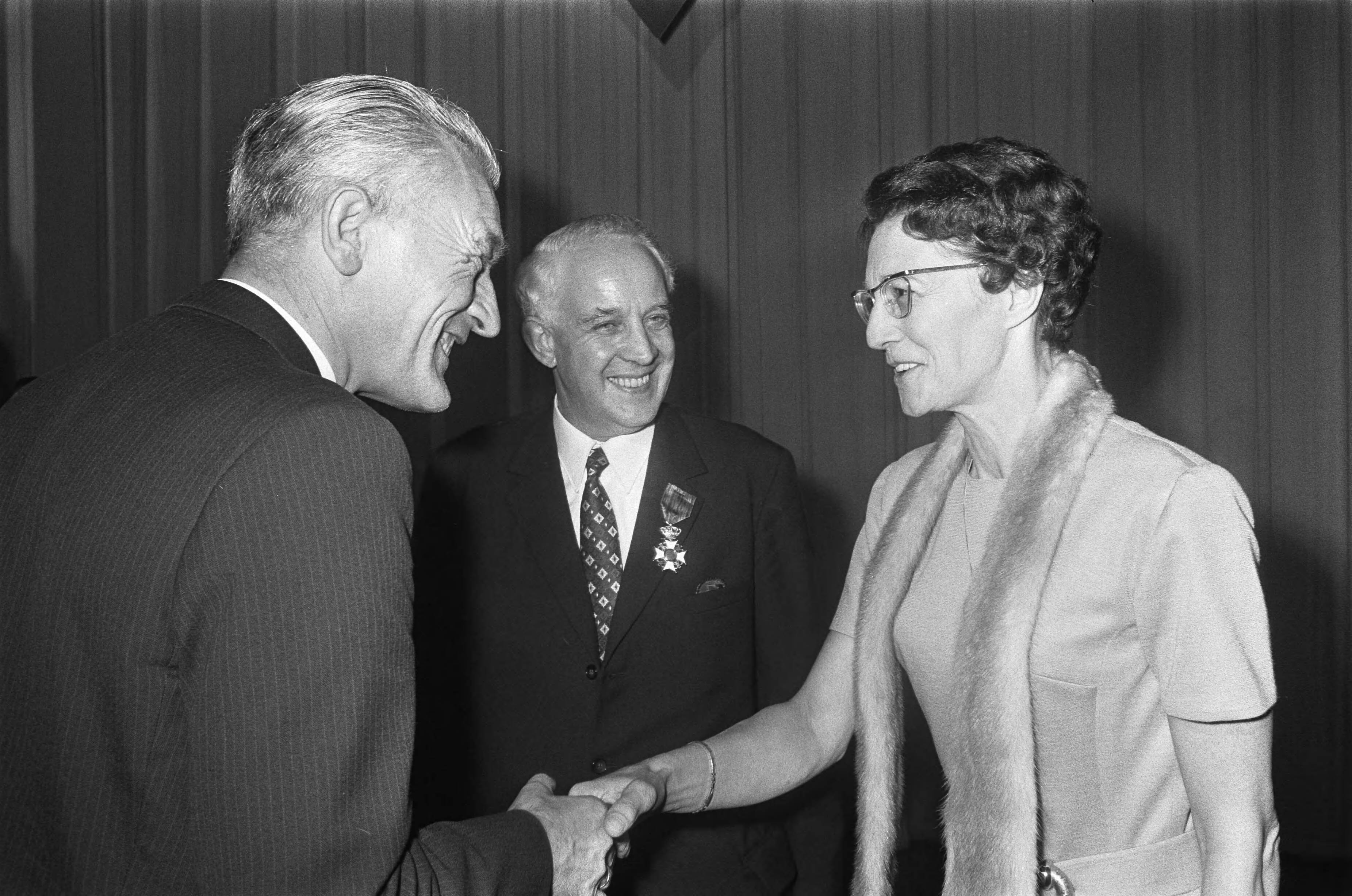 Fotocollectie Anefo — Jubileumbijeenkomst van het NKV ter gelegenheid van 60ste verjaardag in Utrecht. Minister Roolvink hangt dhr. Mertens , voorzitter NKV, onderscheiding Nederlandse — Foto: Koch, Eric / Anefo. Licentie: Set B: Rechtenvrij / Publiek Domein. Bron: Nationaal Archief. http://hdl.handle.net/10648/ab827c16-d0b4-102d-bcf8-003048976d84