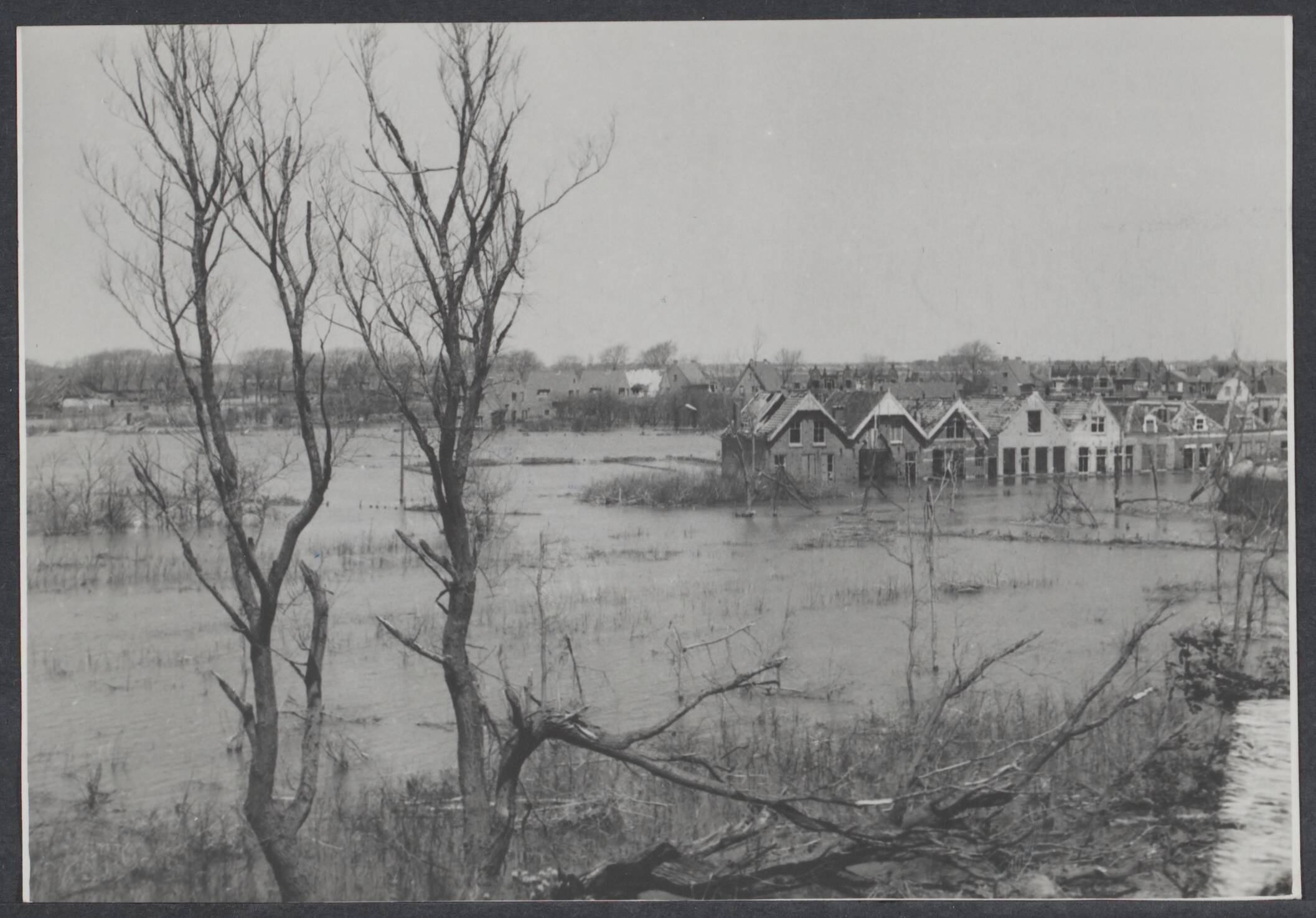 Westkapelle. Raid op de wijk van - 1944 — 1. Walchteren. Modder en water. Achter de Nollendijk te Vlissingen waar vroeger de aanleg van een villapark en de aanplanting van het z.g. Nollebosch zoveel beloofde voor "Vilssingen-Bad" — Foto: Onbekend / Publiek Domein of Rechtenvrij. Licentie: Set B: Rechtenvrij / Publiek Domein. Bron: Nationaal Archief. http://hdl.handle.net/10648/4a722668-20a2-f77b-360f-472840e2f3e9