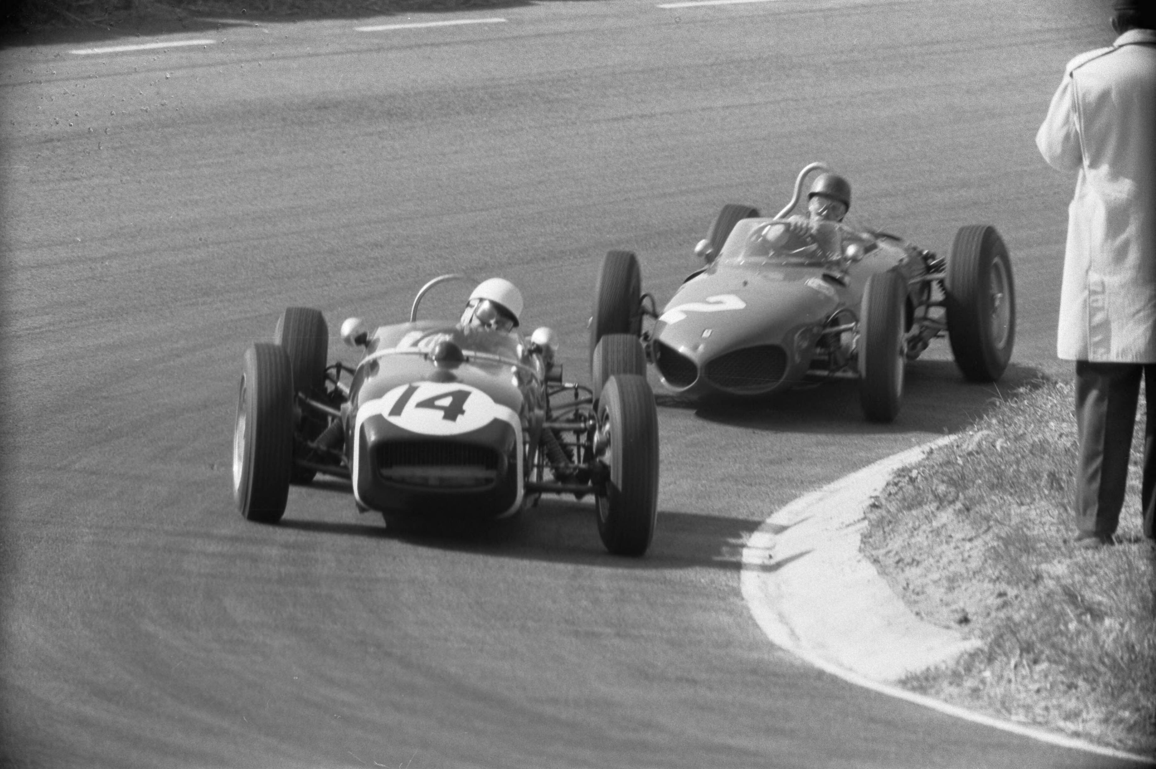 Grand Prix Zandvoort 1961 — Grand Prix Zandvoort. Wagens op de baan — Foto: Fotograaf Onbekend / Anefo. Licentie: Set B: Rechtenvrij / Publiek Domein. Bron: Nationaal Archief. http://hdl.handle.net/10648/a9d5d03e-d0b4-102d-bcf8-003048976d84