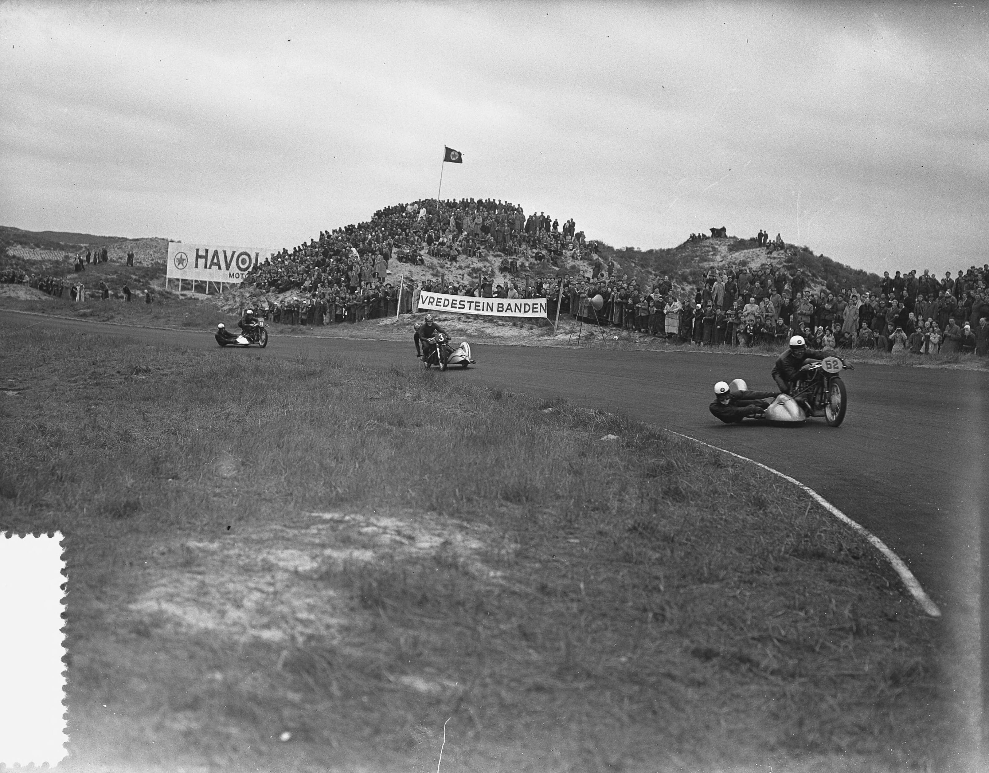 Motorraces Zandvoort — Motorraces op het circuit van Zandvoort. Zijspannen — Foto: Bilsen, Joop van / Anefo. Licentie: Set B: Rechtenvrij / Publiek Domein. Bron: Nationaal Archief. http://hdl.handle.net/10648/a92205c2-d0b4-102d-bcf8-003048976d84
