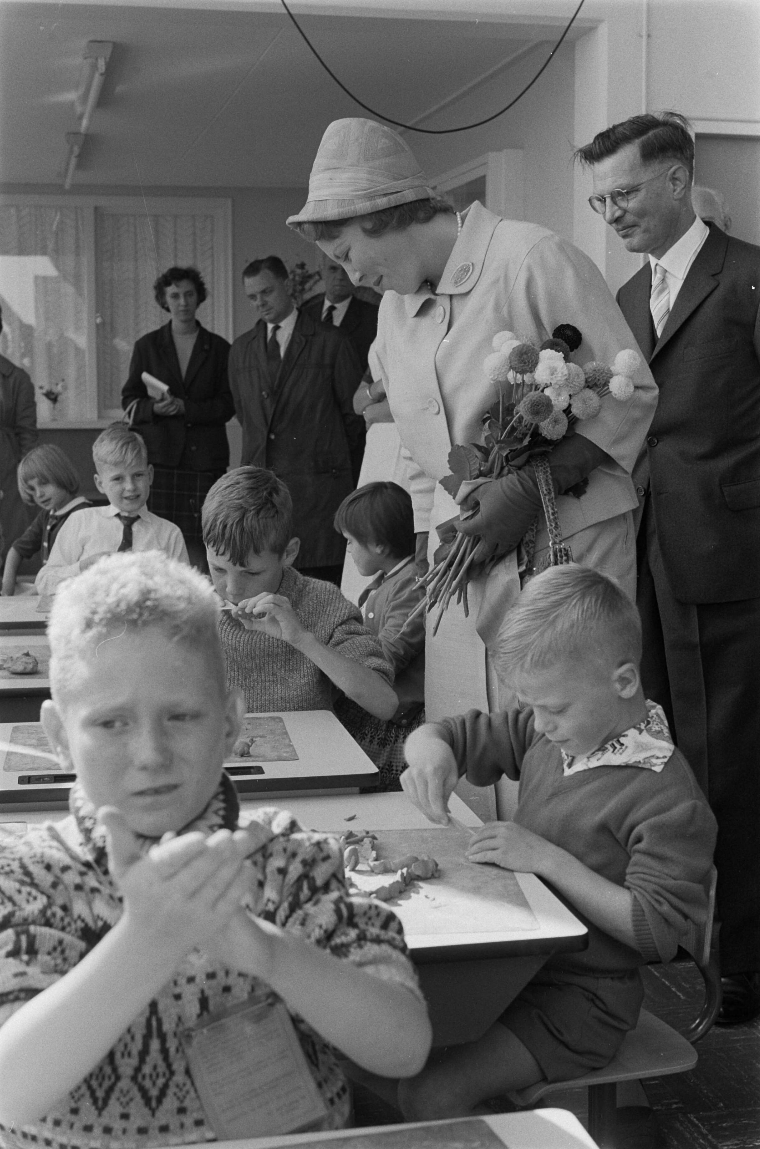 Fotocollectie Anefo — Prinses Beatrix opent Buitenschool in Leeuwarden. Rondgang door de klassen. Achter haar E.H. Hijmersma, voorzitter van de Buitenschool — Foto: Pot, Harry / Anefo. Licentie: Set B: Rechtenvrij / Publiek Domein. Bron: Nationaal Archief. http://hdl.handle.net/10648/a9e26826-d0b4-102d-bcf8-003048976d84