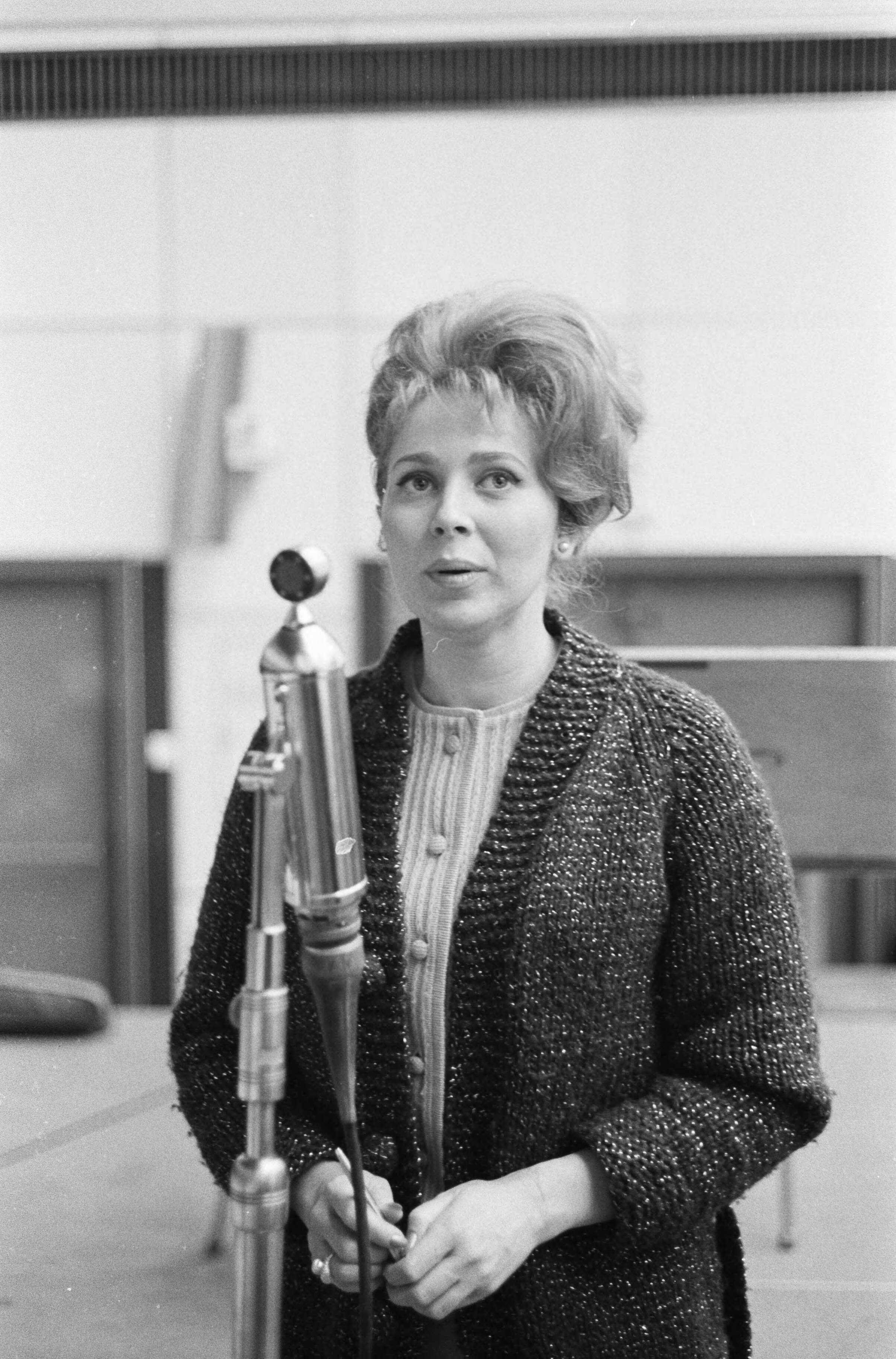 Fotocollectie Anefo — Engelse zangeres Sheila Southern tijdens opnames in de AVRO studio te Hilversum van enkele radioprogramma's die op latere datum worden uitgezonden — Foto: Pot, Harry / Anefo. Licentie: Set B: Rechtenvrij / Publiek Domein. Bron: Nationaal Archief. http://hdl.handle.net/10648/aa2732ee-d0b4-102d-bcf8-003048976d84