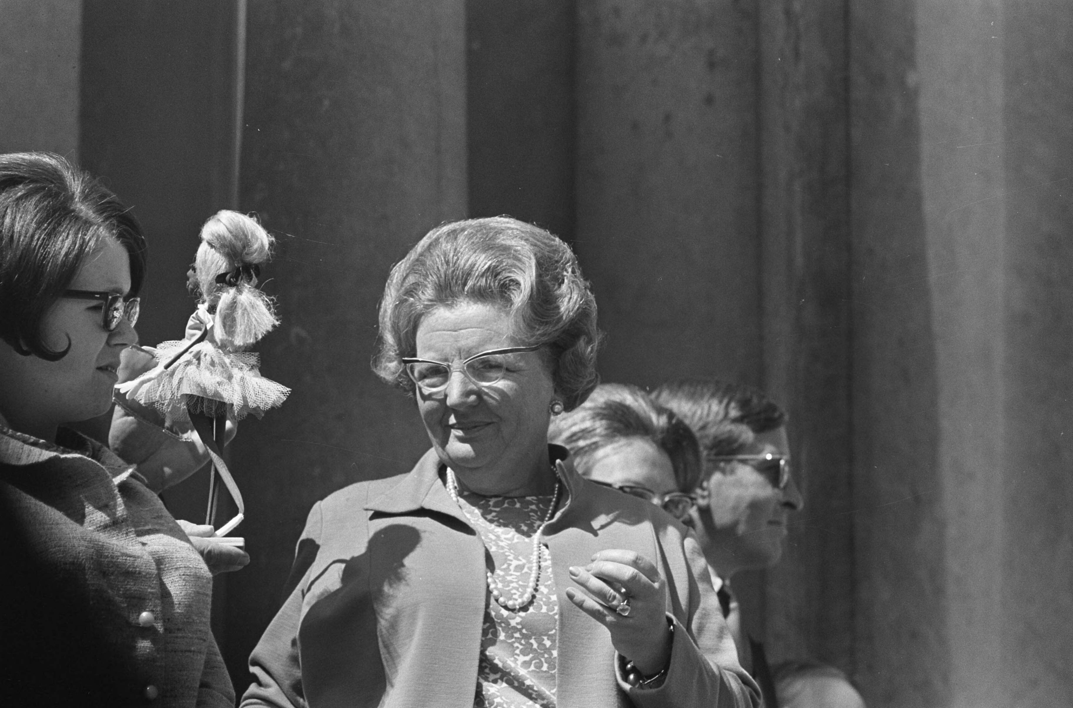 Fotocollectie Anefo — Koninginnedag, defilee op Soestdijk, nummer 25 Koningin Julliana (kop), nummer 26 Margriet en Pieter — Foto: Kroon, Ron / Anefo. Licentie: Set B: Rechtenvrij / Publiek Domein. Bron: Nationaal Archief. http://hdl.handle.net/10648/aae7eb92-d0b4-102d-bcf8-003048976d84