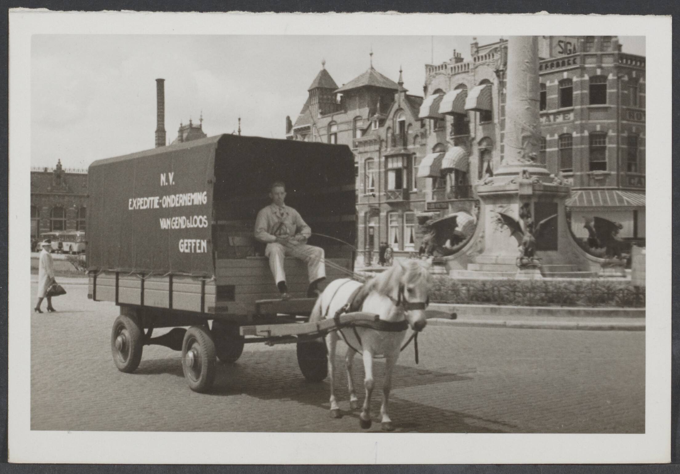 Vervoer — Geen bijschrift [man zit op de bok van een paard-en-wagen van Van Gend en Loos uit Geffen, op het Stationsplein van Maastricht] — Foto: R.K. Foto-persbureau "Het Zuiden" / Rechtenvrij. Licentie: Set B: Rechtenvrij / Publiek Domein. Bron: Nationaal Archief. http://hdl.handle.net/10648/581d5183-3828-ec73-6a0d-c4d3316d9a27