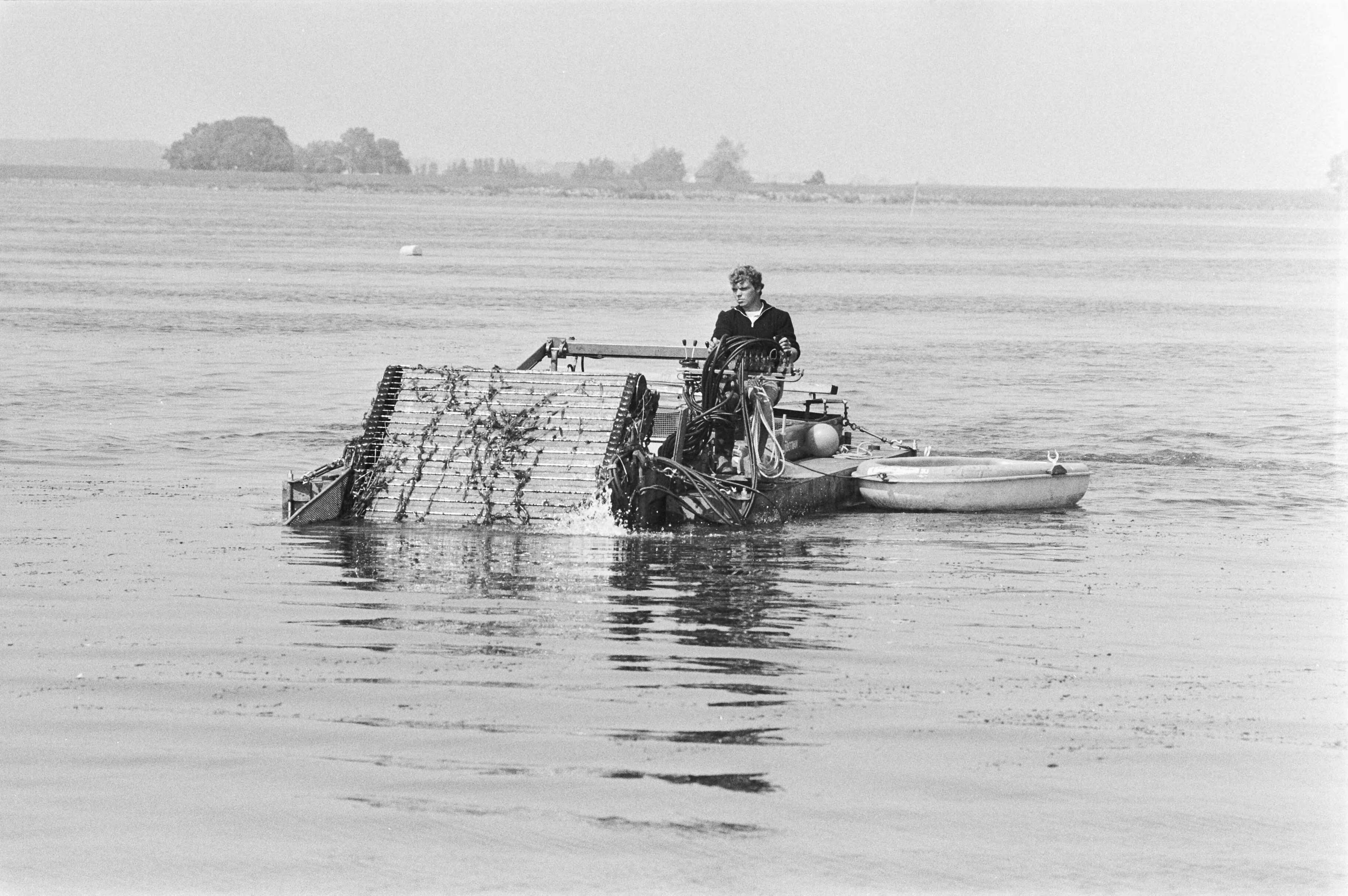 Fotocollectie Anefo — Maaien van waterplanten op de Gouwzee bij Monnickendam — Foto: Bogaerts, Rob / Anefo. Licentie: Set B: Rechtenvrij / Publiek Domein. Bron: Nationaal Archief. http://hdl.handle.net/10648/ad53e4da-d0b4-102d-bcf8-003048976d84