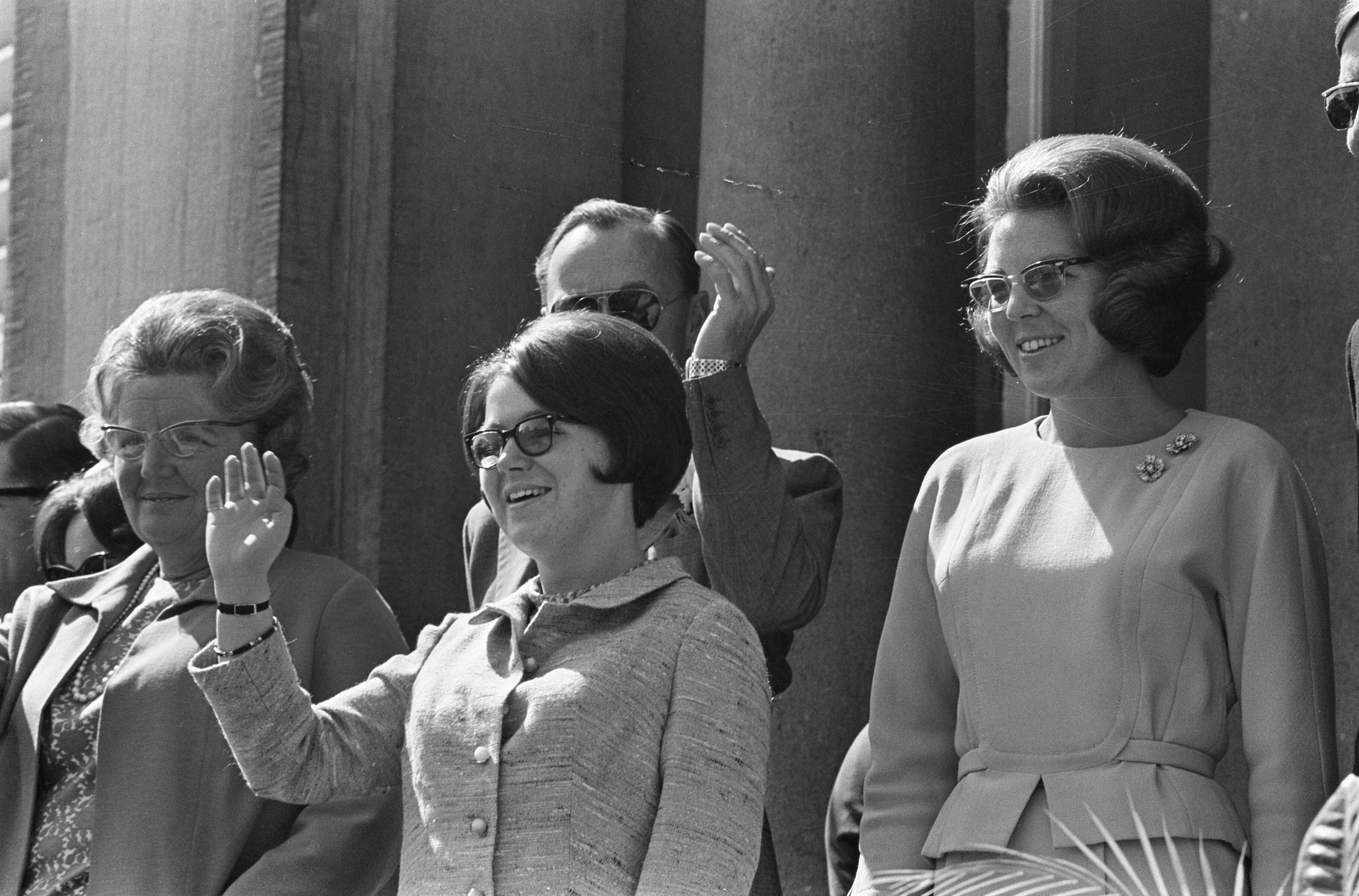 Koninginnedag 1966 — Koningin Juliana, prinses Christina, prins Bernhard en prinses Beaatrix op het bordes tijdens het defilé — Foto: Fotograaf Onbekend / Anefo. Licentie: Set B: Rechtenvrij / Publiek Domein. Bron: Nationaal Archief. http://hdl.handle.net/10648/aae806d6-d0b4-102d-bcf8-003048976d84