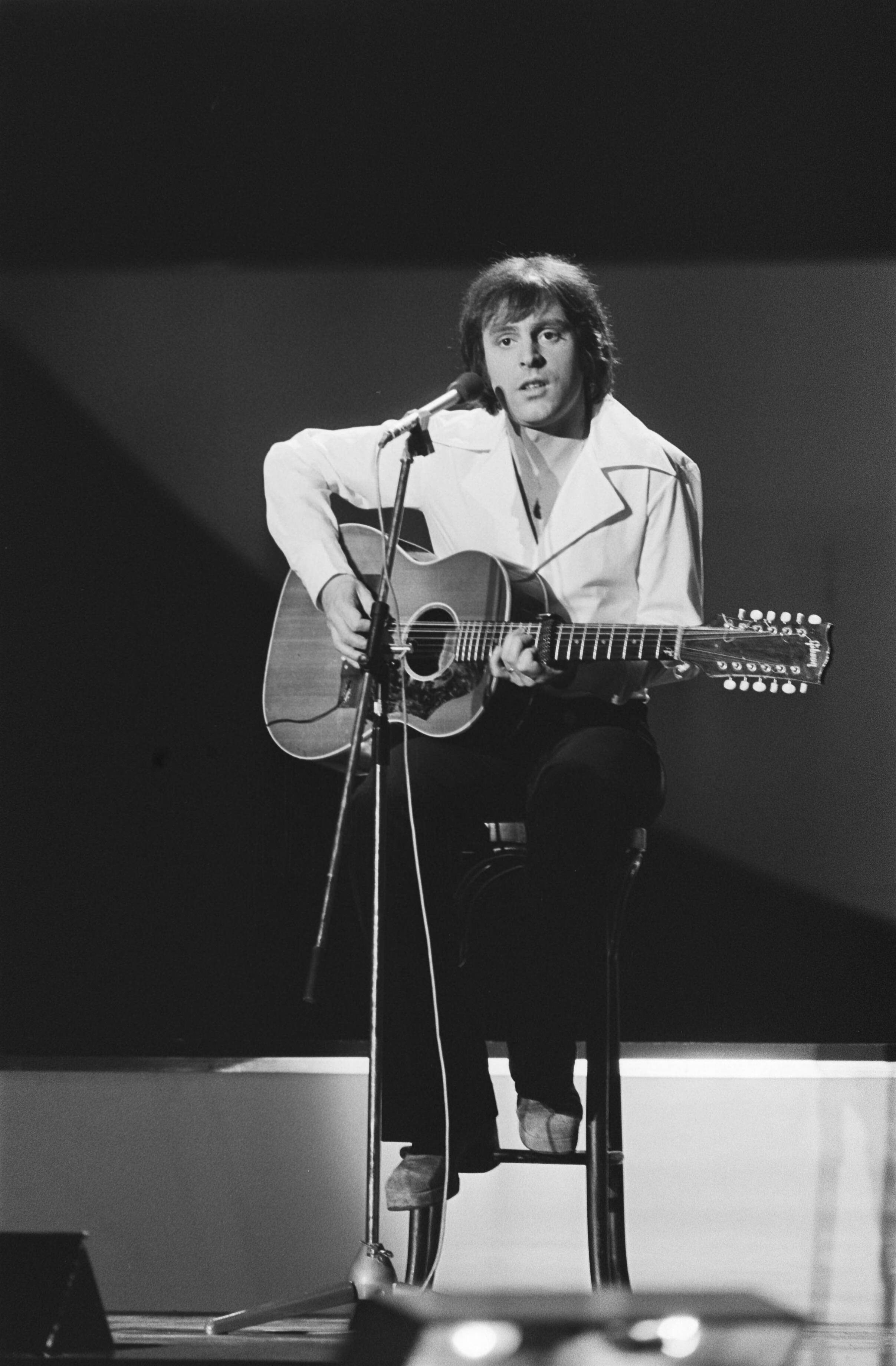 Fotocollectie Anefo — Eurovisie Songfestival 76 Den Haag ; Pierre Rapsat (Belgie) — Foto: Mieremet, Rob / Anefo. Licentie: Set B: Rechtenvrij / Publiek Domein. Bron: Nationaal Archief. http://hdl.handle.net/10648/ac80b902-d0b4-102d-bcf8-003048976d84