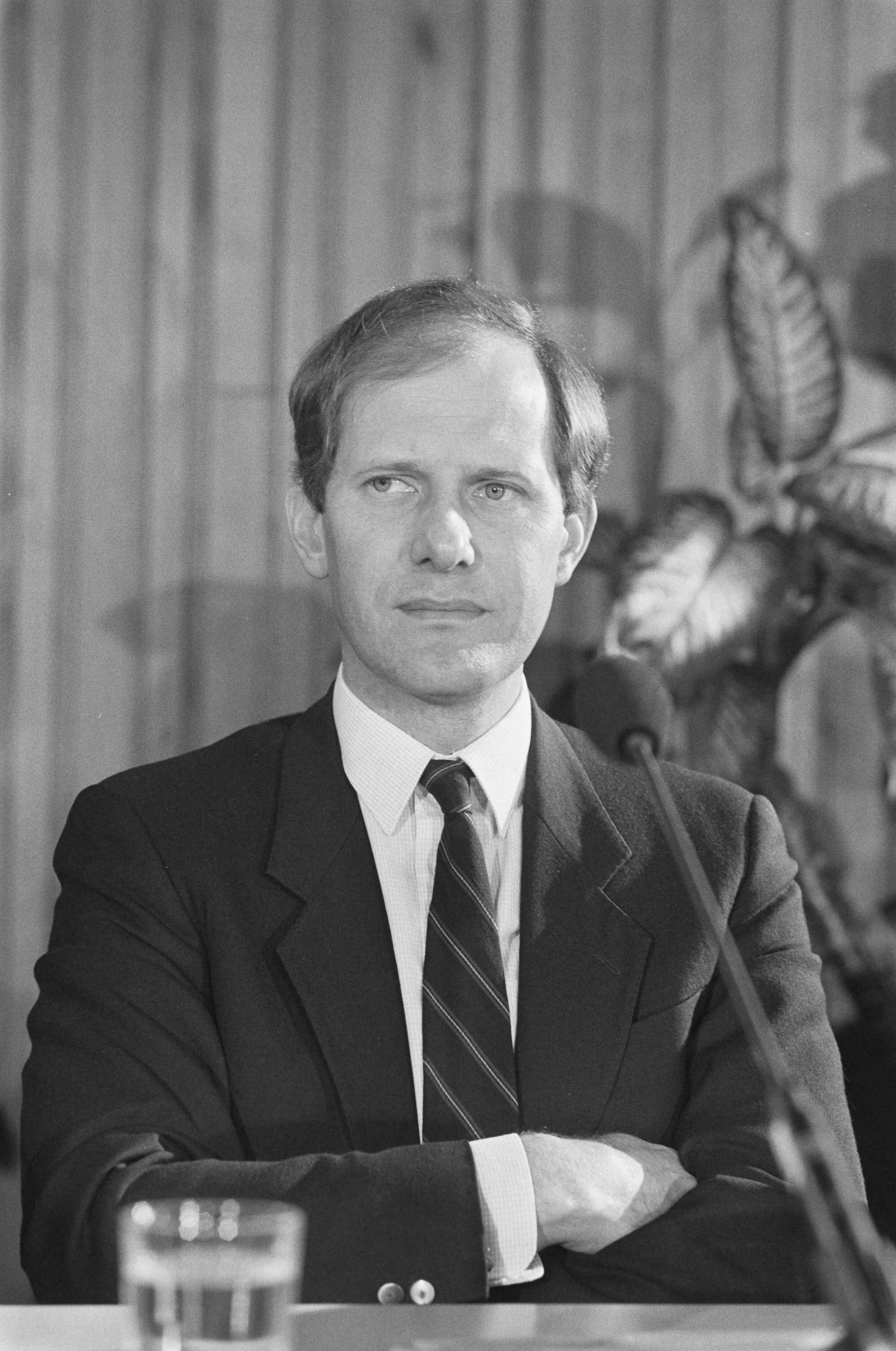 Fotocollectie Anefo — Haarlem, persconferentie n.a.v. ontknoping in de zaak Heijn nr. 16, 17: inspecteur Munting, close, 18, 19: officier van justitie, Bot, close — Foto: Croes, Rob C. / Anefo. Licentie: Set B: Rechtenvrij / Publiek Domein. Bron: Nationaal Archief. http://hdl.handle.net/10648/ad69e406-d0b4-102d-bcf8-003048976d84