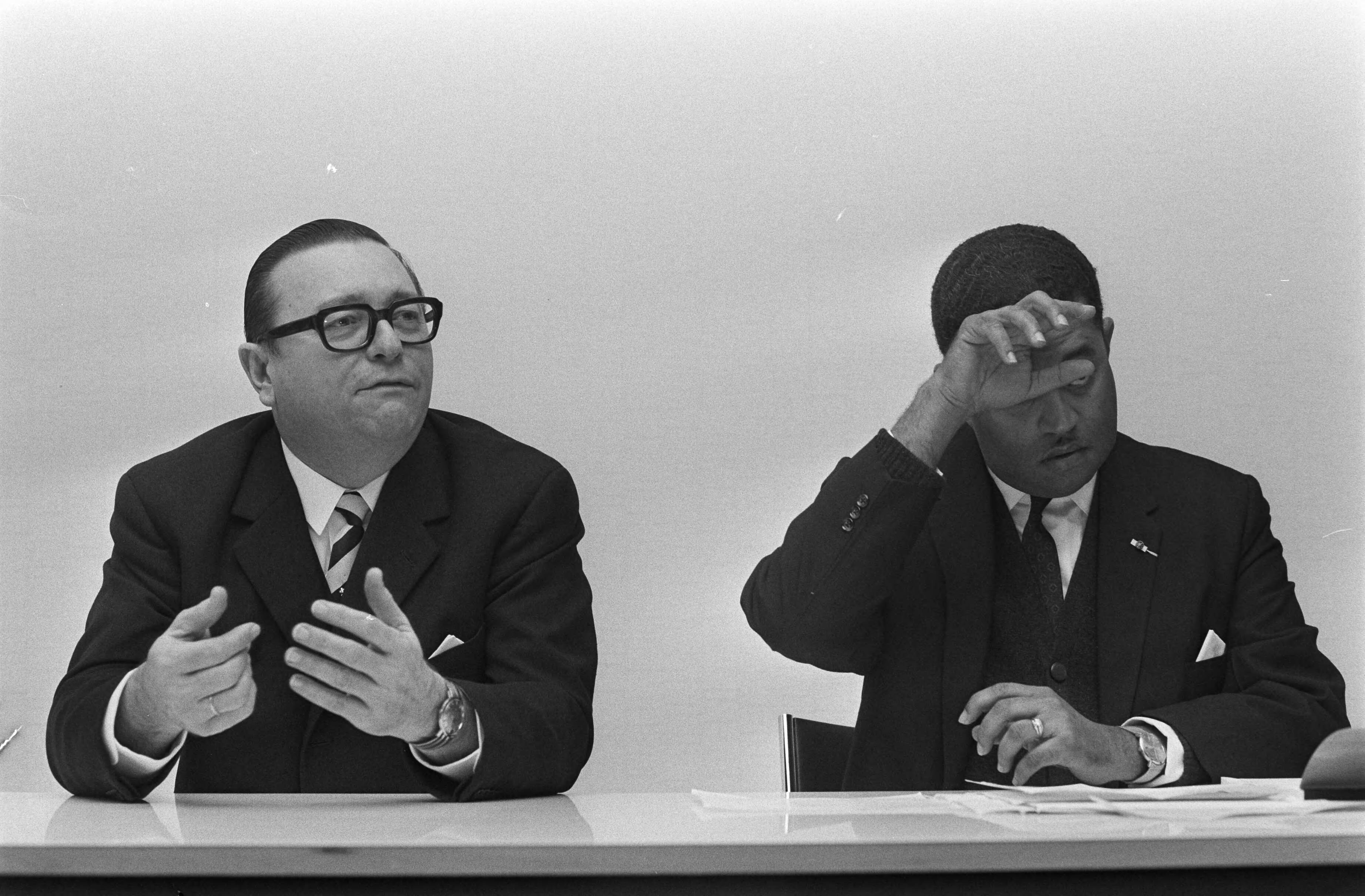 Fotocollectie Anefo — Intern Beraad van regering over benoeming tot gouverneur Nederlandse Antillen dr. E. Jonckheer in Den Haag . Links Jonckheer, rechts Rozendal — Foto: Mieremet, Rob / Anefo. Licentie: Set B: Rechtenvrij / Publiek Domein. Bron: Nationaal Archief. http://hdl.handle.net/10648/ab8c7b4e-d0b4-102d-bcf8-003048976d84