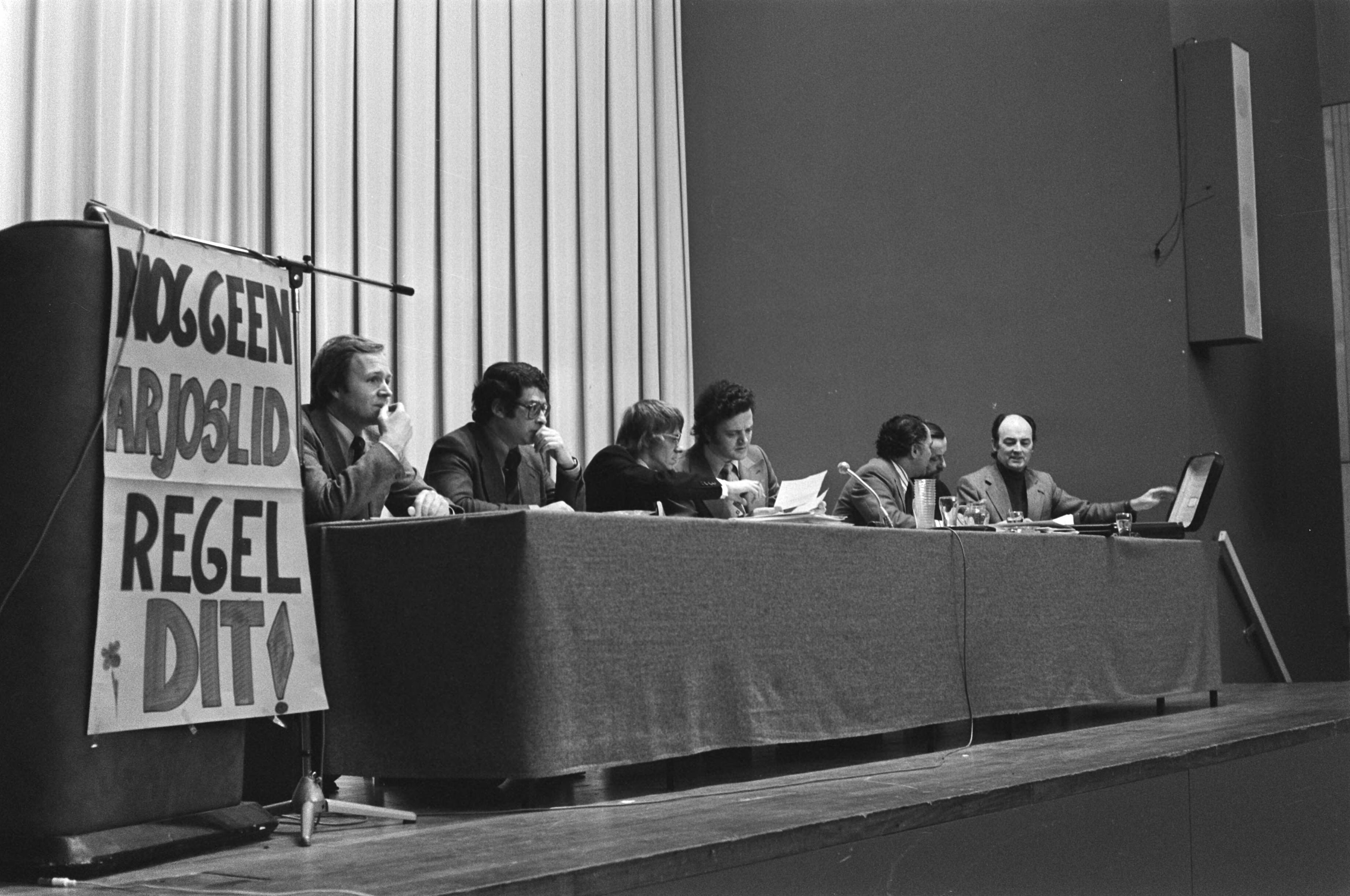 Fotocollectie Anefo — Congres Arjos (AR Jongeren) Den Haag — Foto: Mieremet, Rob / Anefo. Licentie: Set B: Rechtenvrij / Publiek Domein. Bron: Nationaal Archief. http://hdl.handle.net/10648/ac7fa4e0-d0b4-102d-bcf8-003048976d84