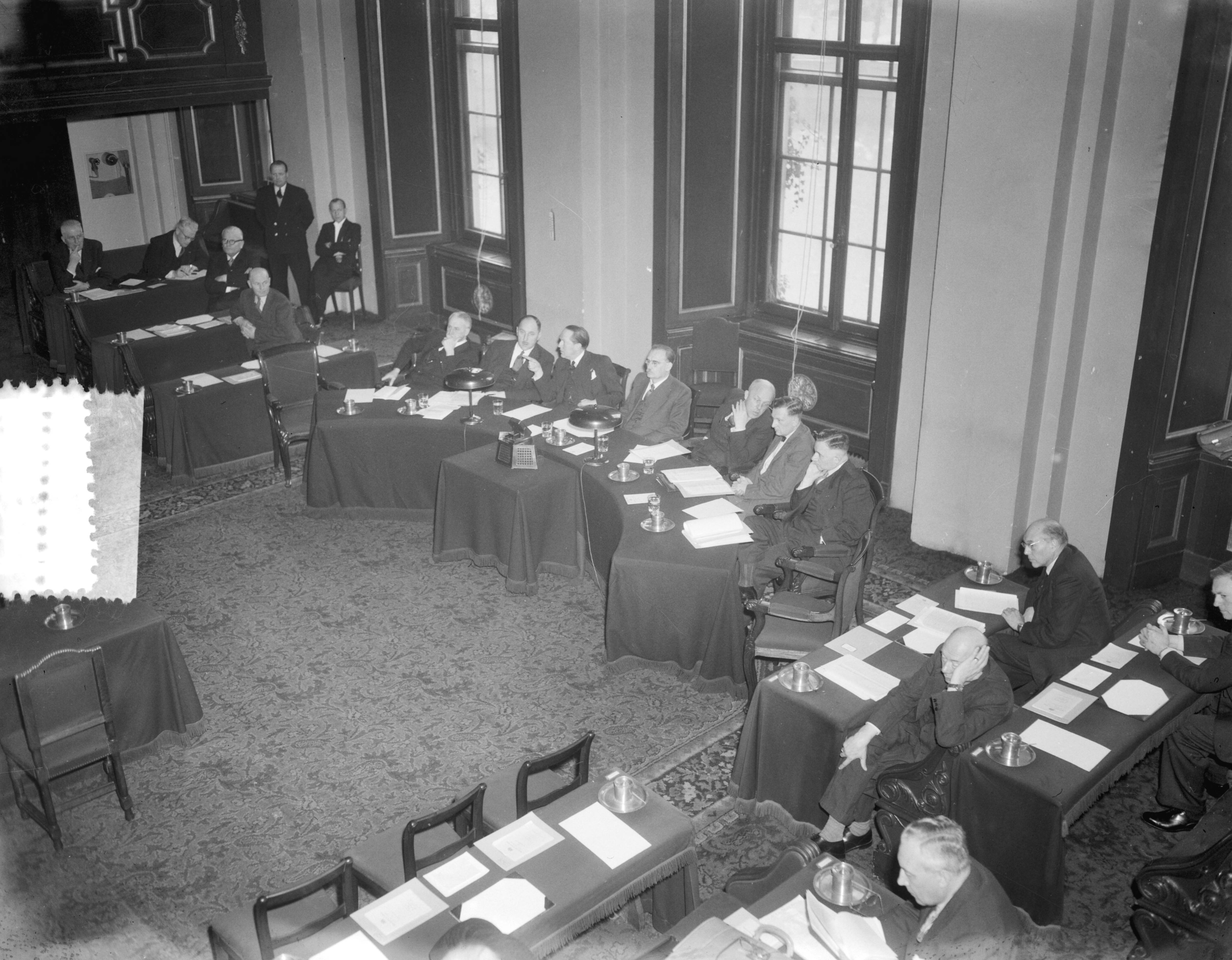 Fotocollectie Anefo — Vergadering Eerste Kamer in Den Haag. De regeringstafel met minister-president Drees en ministers — Foto: Duinen, G.W. van / Anefo. Licentie: Set B: Rechtenvrij / Publiek Domein. Bron: Nationaal Archief. http://hdl.handle.net/10648/a91b7108-d0b4-102d-bcf8-003048976d84