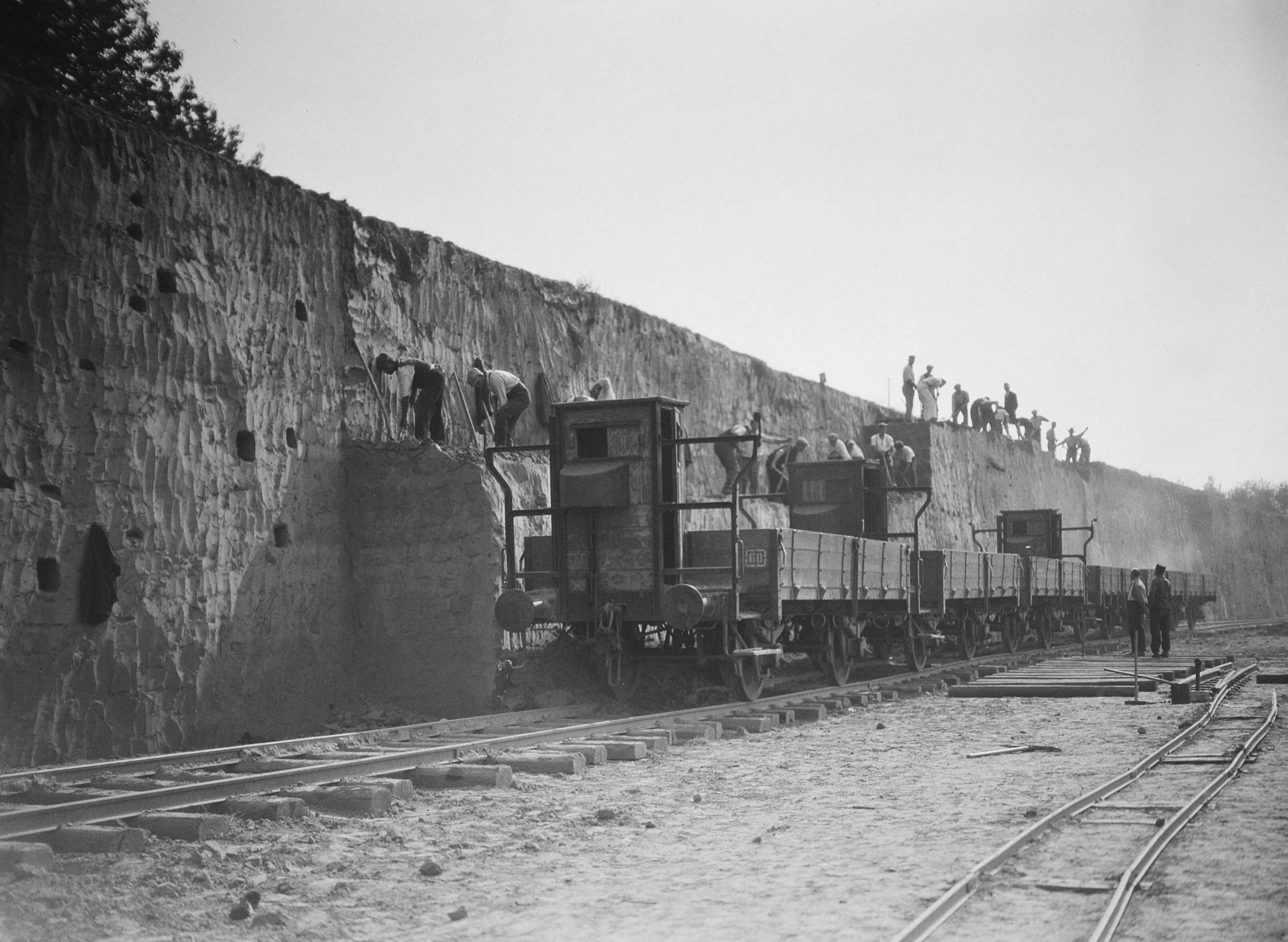 Fotocollectie Nederlandse Heidemaatschappij — Zandafgraving v. oph. bouwterrein Maastricht — Foto: Goelst, K.L.F. / Heidemij. Licentie: Set B: Rechtenvrij / Publiek Domein. Bron: Nationaal Archief. http://hdl.handle.net/10648/ae782718-d0b4-102d-bcf8-003048976d84
