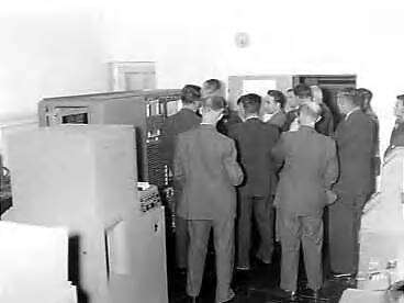 Fotocollectie Anefo — Ingebruikstelling van "Univac 40" van Remington Rand N.V. bij de N.V. Maatschappij tot Aanleg en Exploitatie van Laagspanningsnetten Groningen — Foto: Rossem, Wim van / Anefo. Licentie: Set B: Rechtenvrij / Publiek Domein. Bron: Nationaal Archief. http://hdl.handle.net/10648/a96c1f0e-d0b4-102d-bcf8-003048976d84