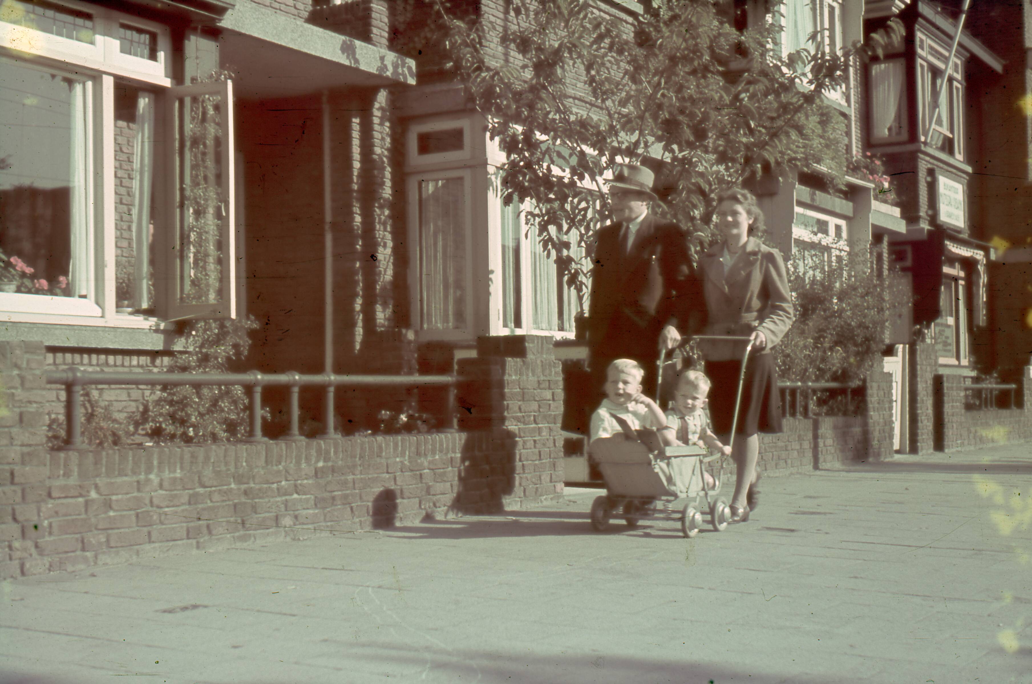 Bouman, Tom (BOUMAN 062) — Gezin op stap met de wandelwagen, Den Haag, Nederland, jaren '40. — Foto: Bouman, Tom / Spaarnestad Photo (05887). Licentie: Set B: Rechtenvrij / Publiek Domein. Bron: Nationaal Archief. http://hdl.handle.net/10648/35429da7-2689-a382-e063-6df0900a6686