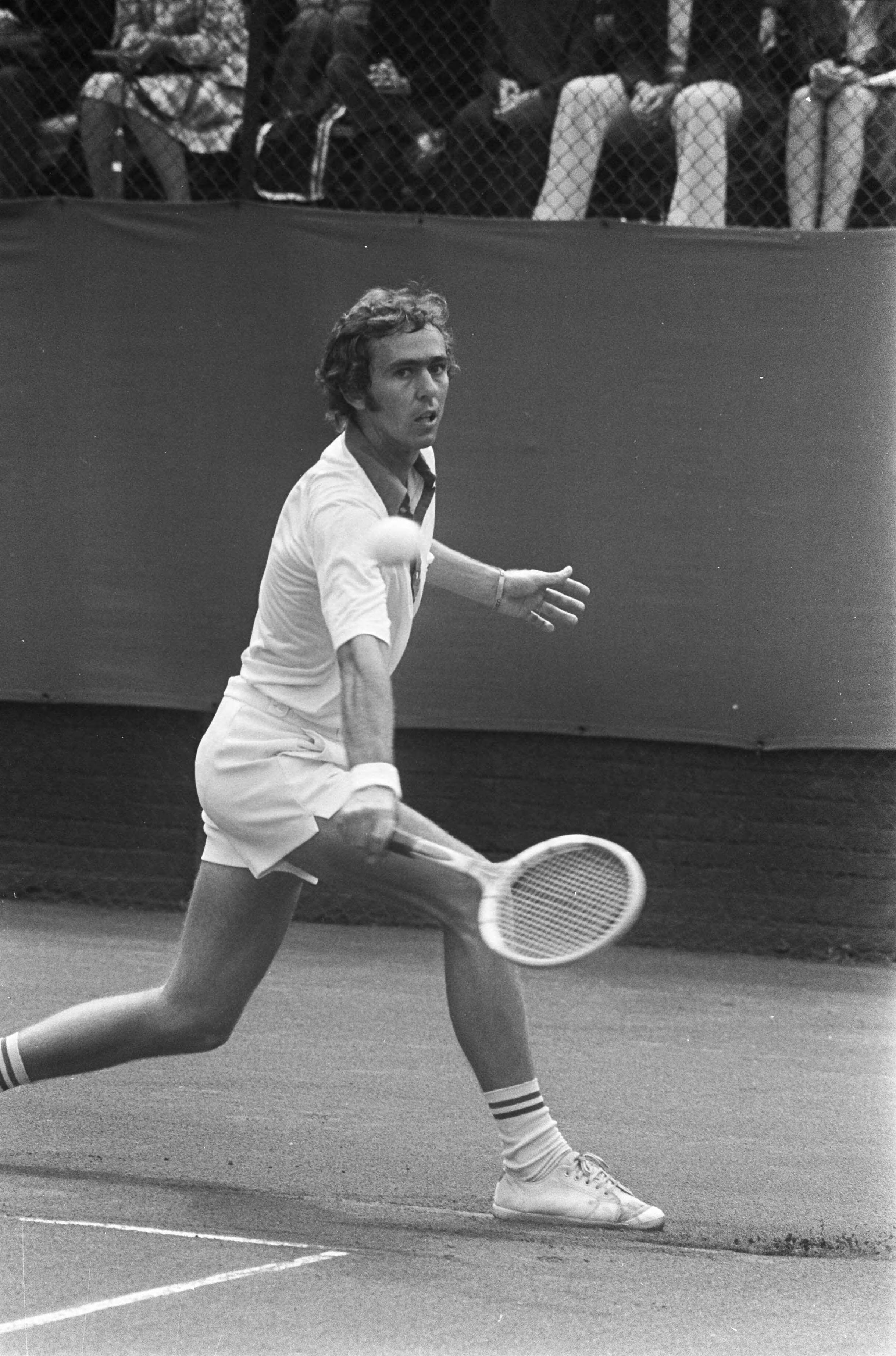 Fotocollectie Anefo — Internationale Tenniskampioenschappen Melkhuisje, de Australier Geoff Masters in aktie — Foto: Verhoeff, Bert / Anefo. Licentie: Set B: Rechtenvrij / Publiek Domein. Bron: Nationaal Archief. http://hdl.handle.net/10648/ac321d24-d0b4-102d-bcf8-003048976d84