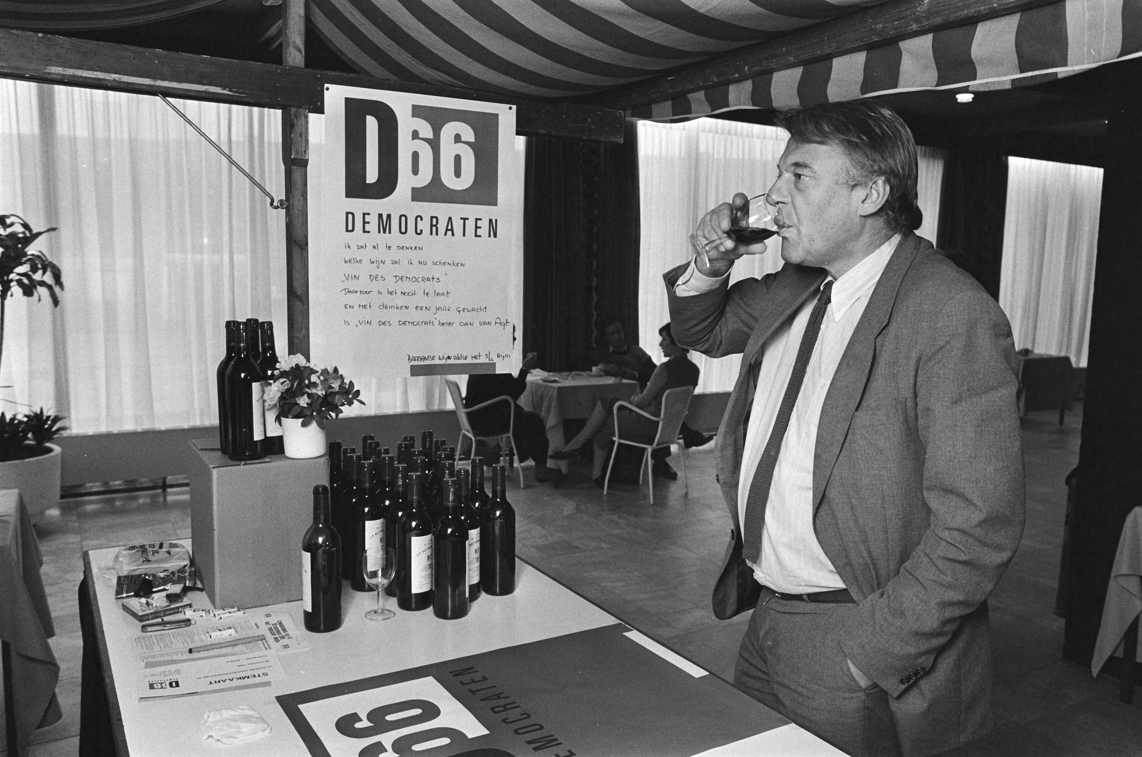 Fotocollectie Anefo — Congres D'66 in Breda; Hans van Mierlo proeft de "Democratenwijn" — Foto: Croes, Rob C. / Anefo. Licentie: Set B: Rechtenvrij / Publiek Domein. Bron: Nationaal Archief. http://hdl.handle.net/10648/ad4d36f8-d0b4-102d-bcf8-003048976d84