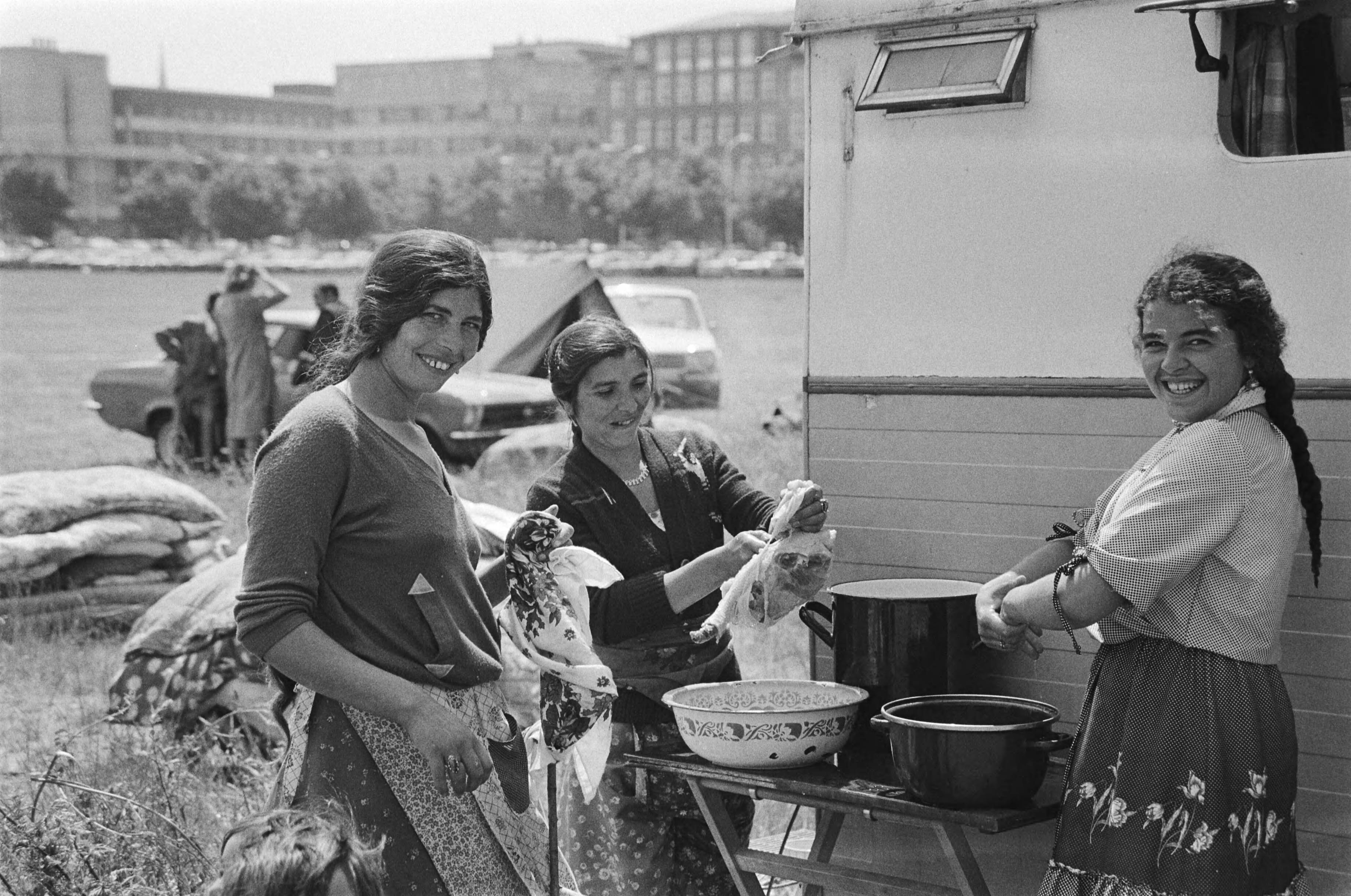 Fotocollectie Anefo — Zigeuners staan nog steeds in Den Haag ; zigeunervrouwen maken het eten klaar — Foto: Antonisse, Marcel / Anefo. Licentie: Set B: Rechtenvrij / Publiek Domein. Bron: Nationaal Archief. http://hdl.handle.net/10648/acffb978-d0b4-102d-bcf8-003048976d84