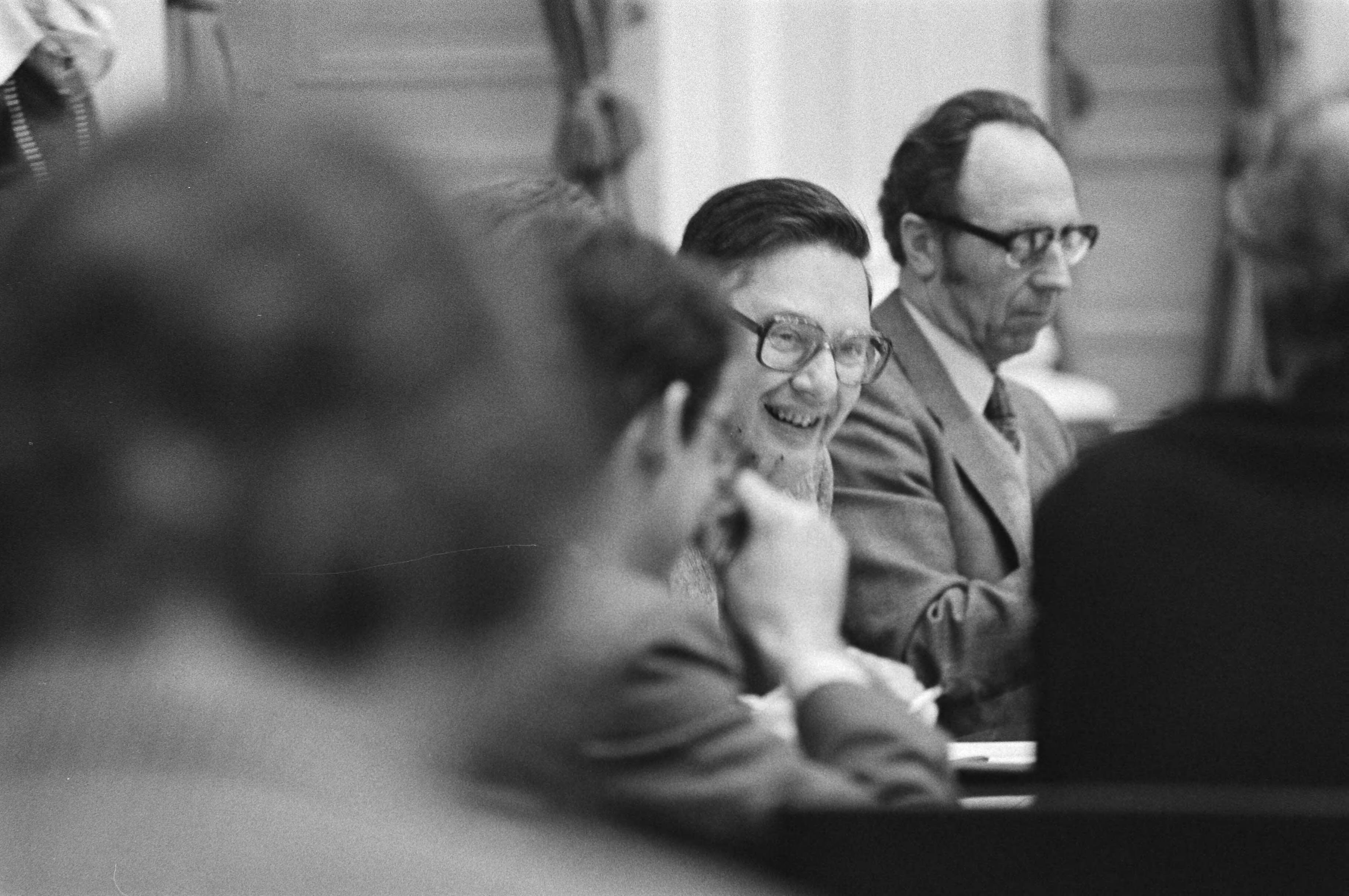 Fotocollectie Anefo — In Den Haag vergaderde de Vaste Kamercommissie voor Economische Zaken over het deel energiebeleid van de begroting — Foto: Dijk, Hans van / Anefo. Licentie: Set B: Rechtenvrij / Publiek Domein. Bron: Nationaal Archief. http://hdl.handle.net/10648/acf03fd4-d0b4-102d-bcf8-003048976d84
