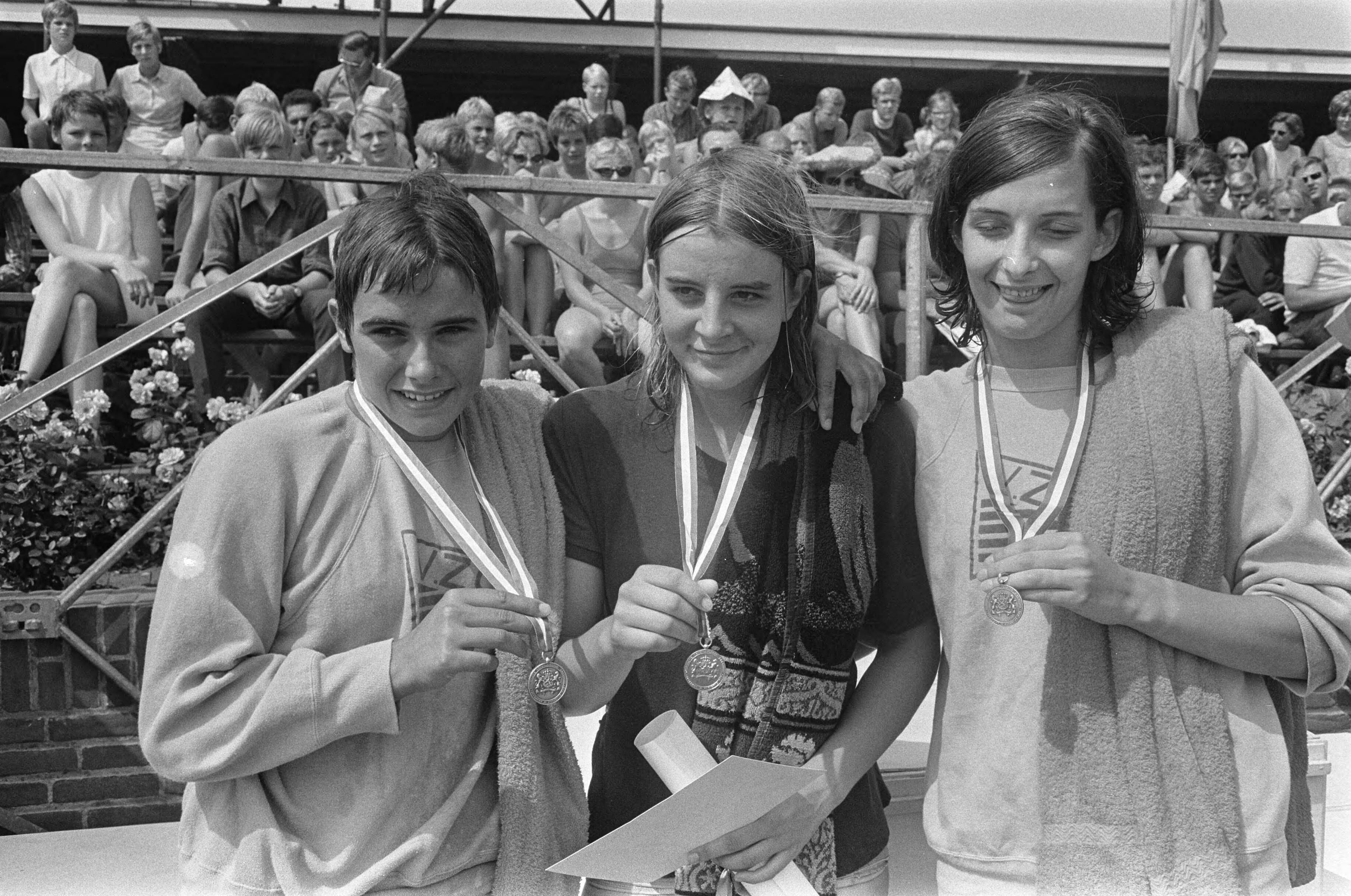 Nederlandse Zwemkampioenschappen te Breda — Medaillewinnaars 100 meter vrije slag dames, v.l.n.r. C. v.d. Veer (2e), Yvonne van Kuilenburg (1e) en Frieke Buys (3e) — Foto: Fotograaf Onbekend / Anefo. Licentie: Set B: Rechtenvrij / Publiek Domein. Bron: Nationaal Archief. http://hdl.handle.net/10648/ab7495e2-d0b4-102d-bcf8-003048976d84