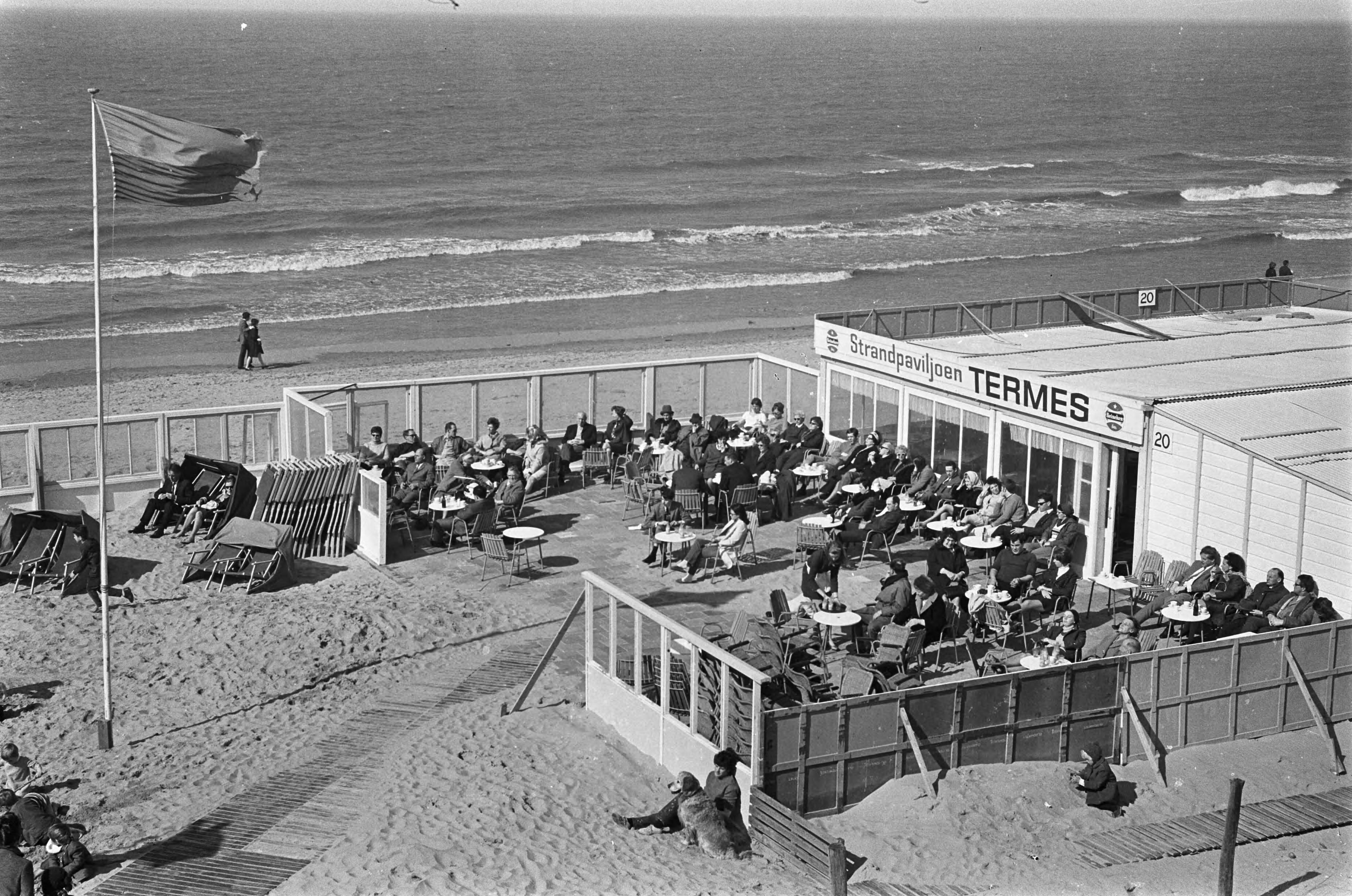 Fotocollectie Anefo — Drukte op terrasjes in Zandvoort — Foto: Koch, Eric / Anefo. Licentie: Set B: Rechtenvrij / Publiek Domein. Bron: Nationaal Archief. http://hdl.handle.net/10648/ab3a8726-d0b4-102d-bcf8-003048976d84