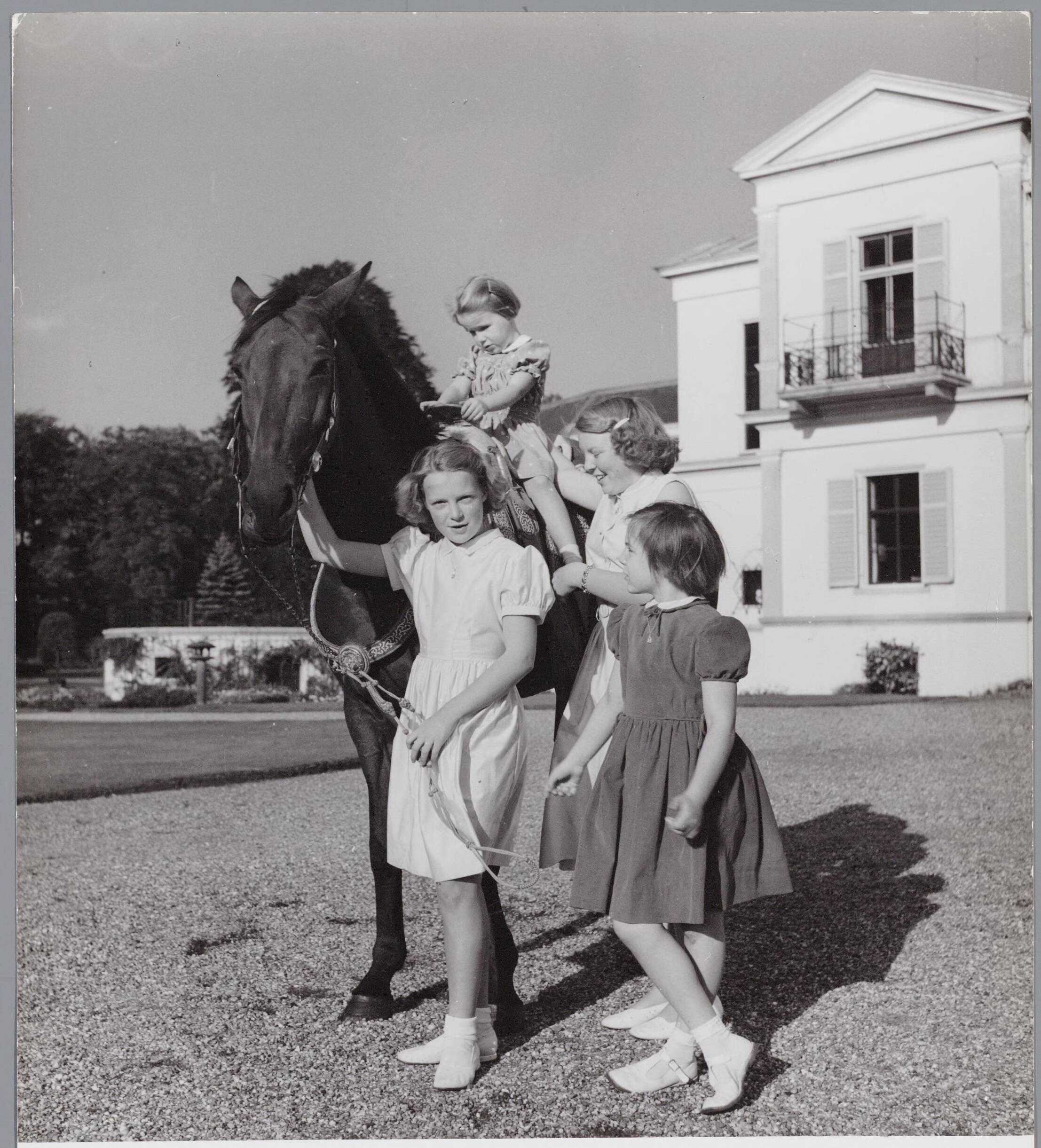 Fotocollectie RVD / Koninklijk Huis — De prinsessen Beatrix, Irene, Margriet en Marijke met paard in de tuin van Paleis Soestdijk — Foto: Onbekend / RVD. Licentie: Set B: Rechtenvrij / Publiek Domein. Bron: Nationaal Archief. http://hdl.handle.net/10648/afb06992-d0b4-102d-bcf8-003048976d84