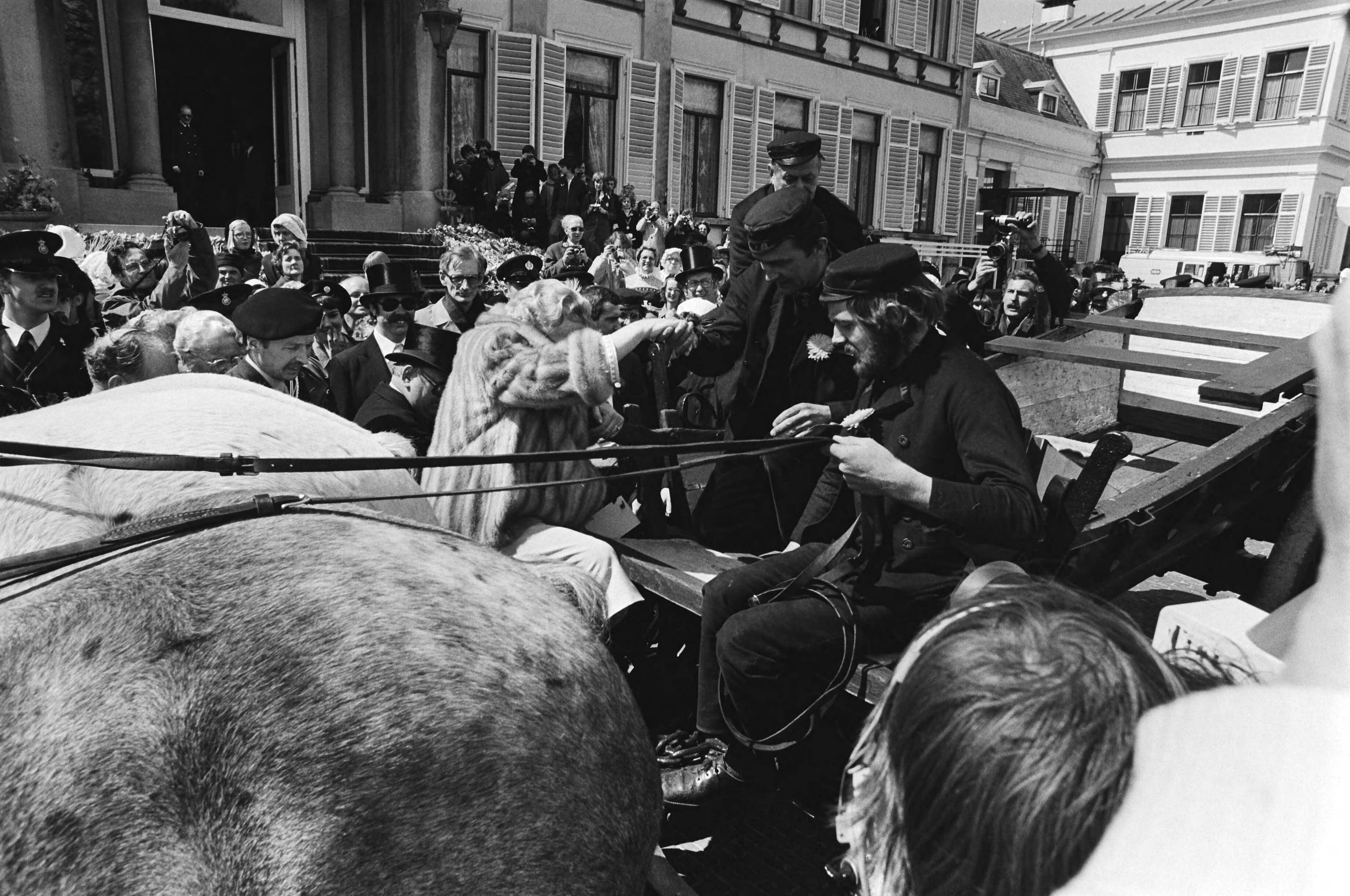 Defilé Soestdijk — Op het bordes — Foto: Croes, Rob C. / Anefo. Licentie: Set B: Rechtenvrij / Publiek Domein. Bron: Nationaal Archief. http://hdl.handle.net/10648/acc932b8-d0b4-102d-bcf8-003048976d84