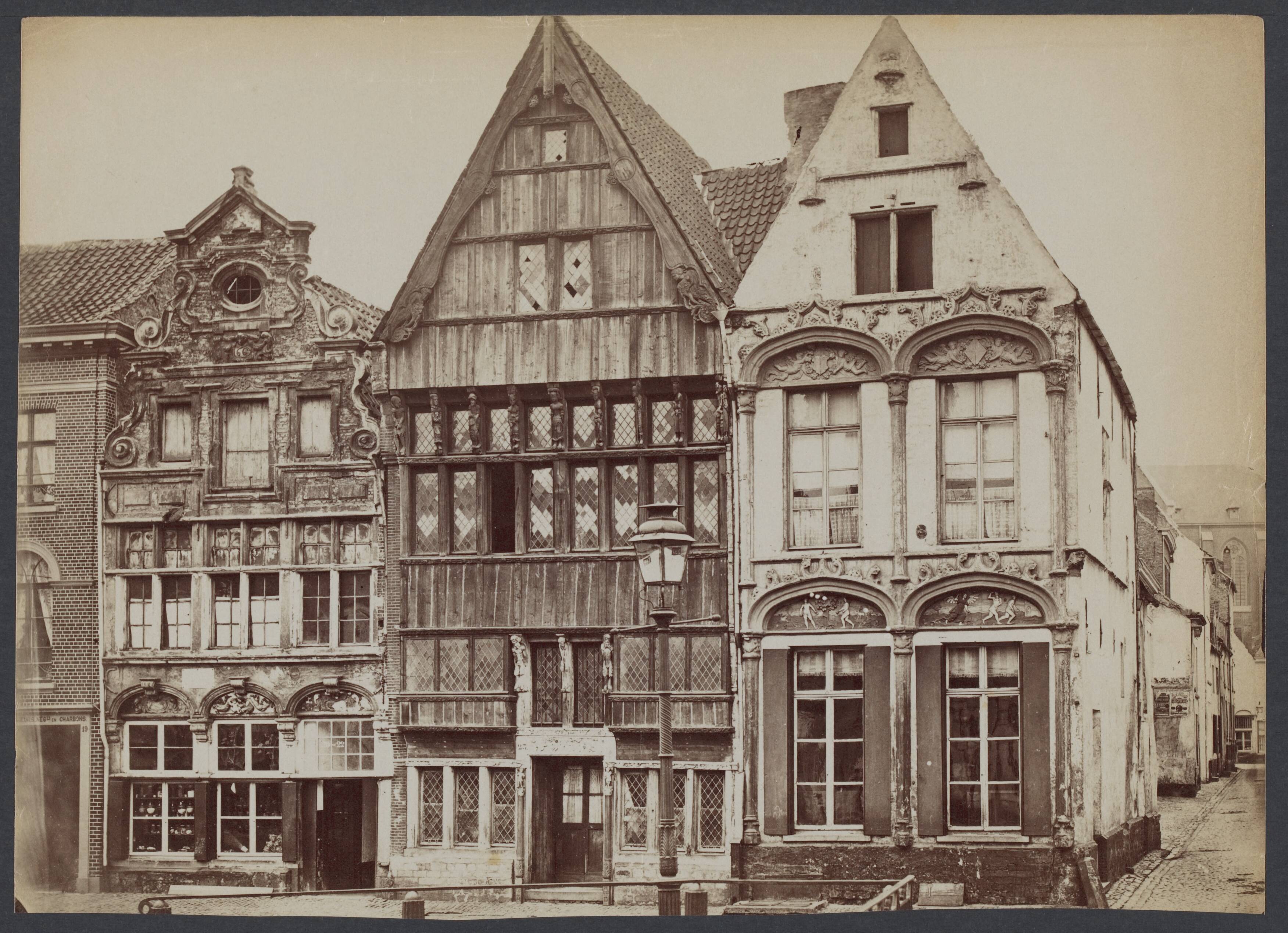 Mechelen — Mechelen. Huizen aan de Haverwerf: v.l.r. het barokke Sint Jozef, Het Duivelke (De Verloren Zoon) met een laatgotische houten gevel en Het Paradijske in vroege renaissance vormen — Foto: Onbekend / Publiek Domein of Rechtenvrij. Licentie: Set B: Rechtenvrij / Publiek Domein. Bron: Nationaal Archief. http://hdl.handle.net/10648/ea9fa8f1-3b9e-5e0d-4c04-dfc933b00670