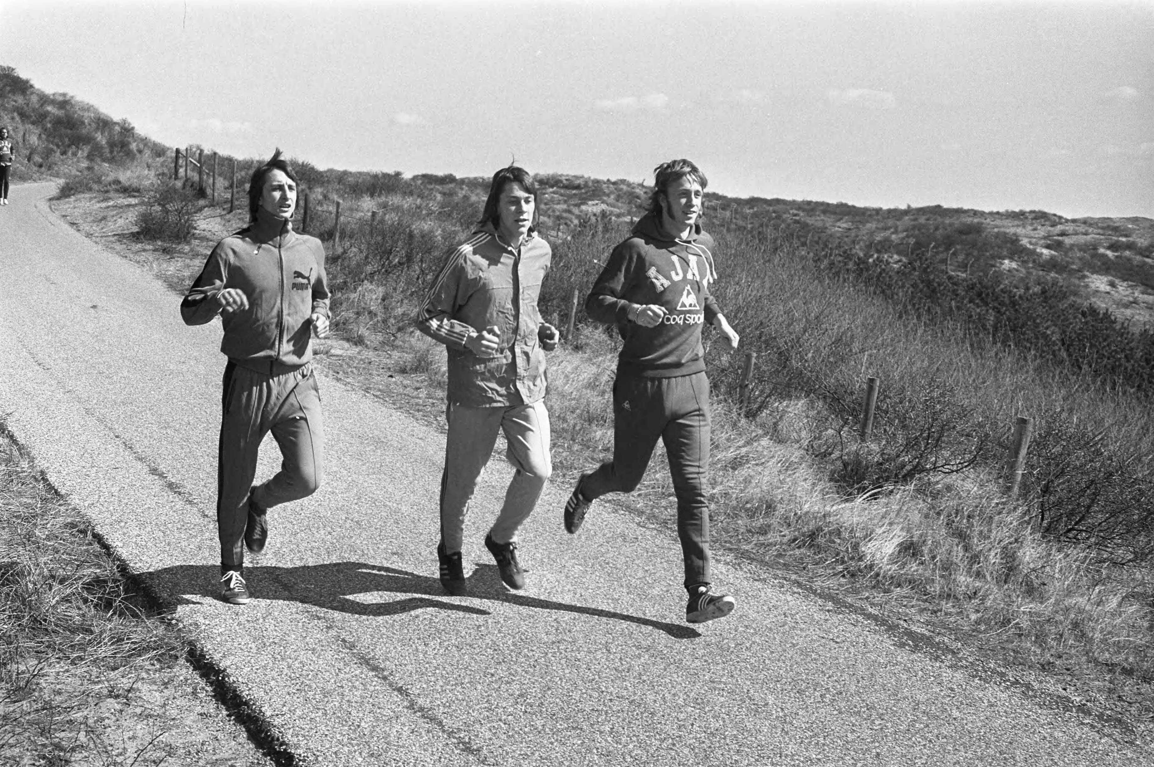 Fotocollectie Anefo — Training Ajax op strand van Wassenaar, Johan Cruijff (l) tijdens training, midden Arnold Mühren en rechts Kleton — Foto: Verhoeff, Bert / Anefo. Licentie: Set B: Rechtenvrij / Publiek Domein. Bron: Nationaal Archief. http://hdl.handle.net/10648/ac295680-d0b4-102d-bcf8-003048976d84