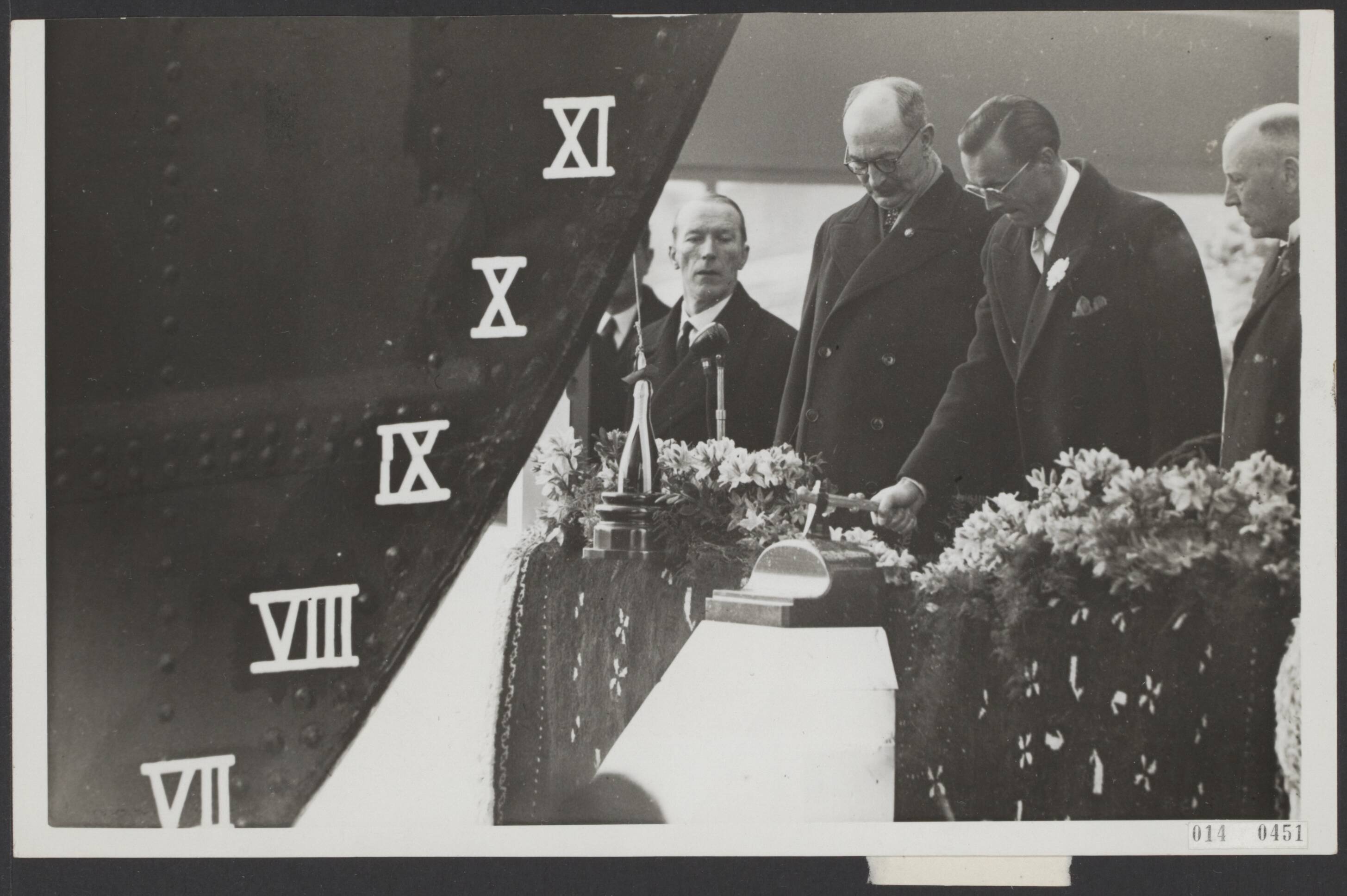 Fotocollectie Elsevier Binnenland — Tewaterlading M.S. "Prinses Beatrix", het nieuwe motermailschip van de Stoomvaart Mij. "Zeeland". Links van prins Bernhard, de heer Ruijs van de Mij "Zeeland", rechts de heer Wesseling van "De Schelde" — Foto: N.V. Polygoon. Licentie: Set B: Rechtenvrij / Publiek Domein. Bron: Nationaal Archief. http://hdl.handle.net/10648/adb0adb4-d0b4-102d-bcf8-003048976d84