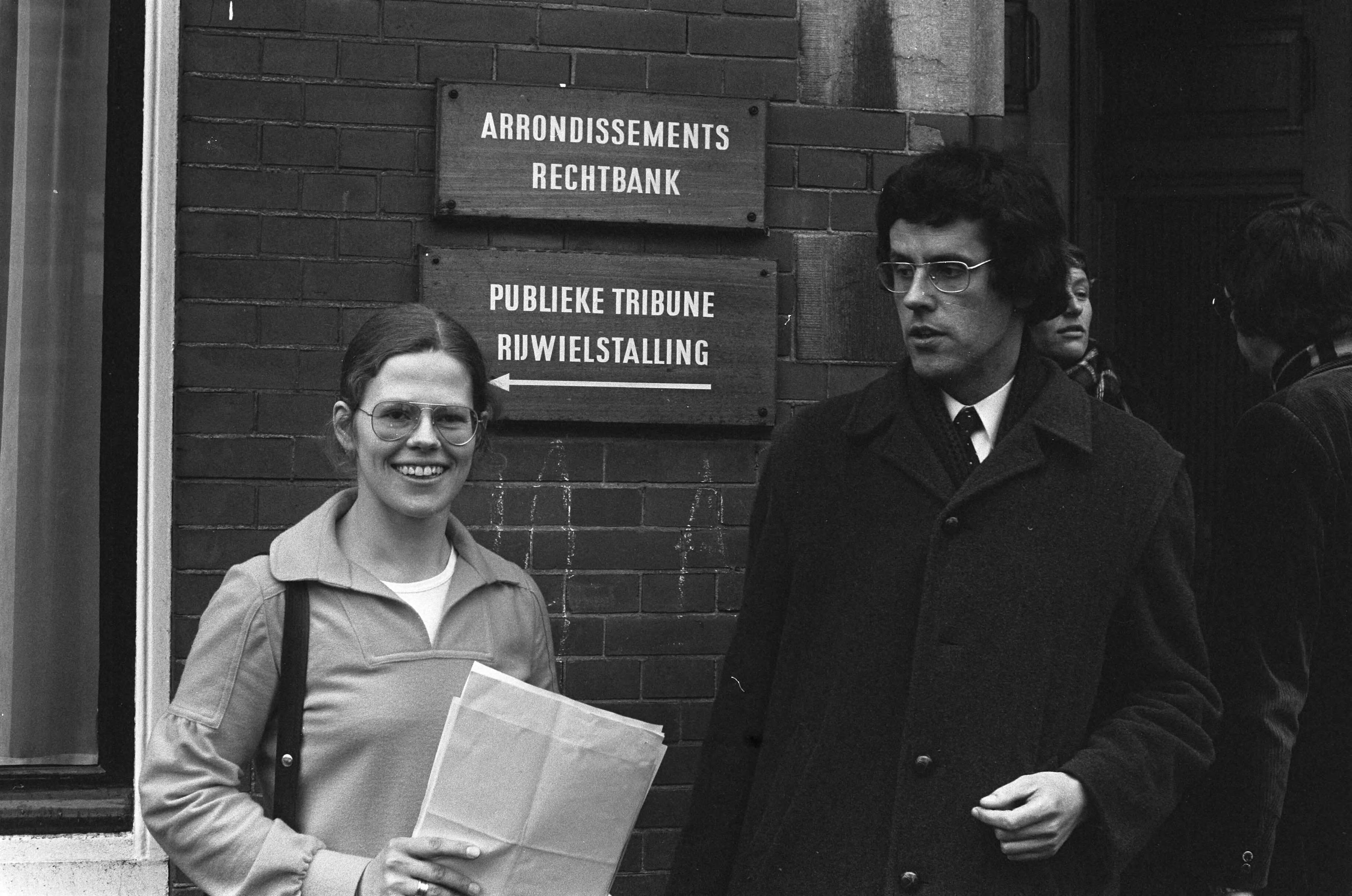 Fotocollectie Anefo — Mevrouw Yrizarry en Raadsman mr. Bot voor rechtbank in Den Haag na kort geding tegen de staat i.v.m. discriminerende advertentie — Foto: Verhoeff, Bert / Anefo. Licentie: Set B: Rechtenvrij / Publiek Domein. Bron: Nationaal Archief. http://hdl.handle.net/10648/ac24d056-d0b4-102d-bcf8-003048976d84