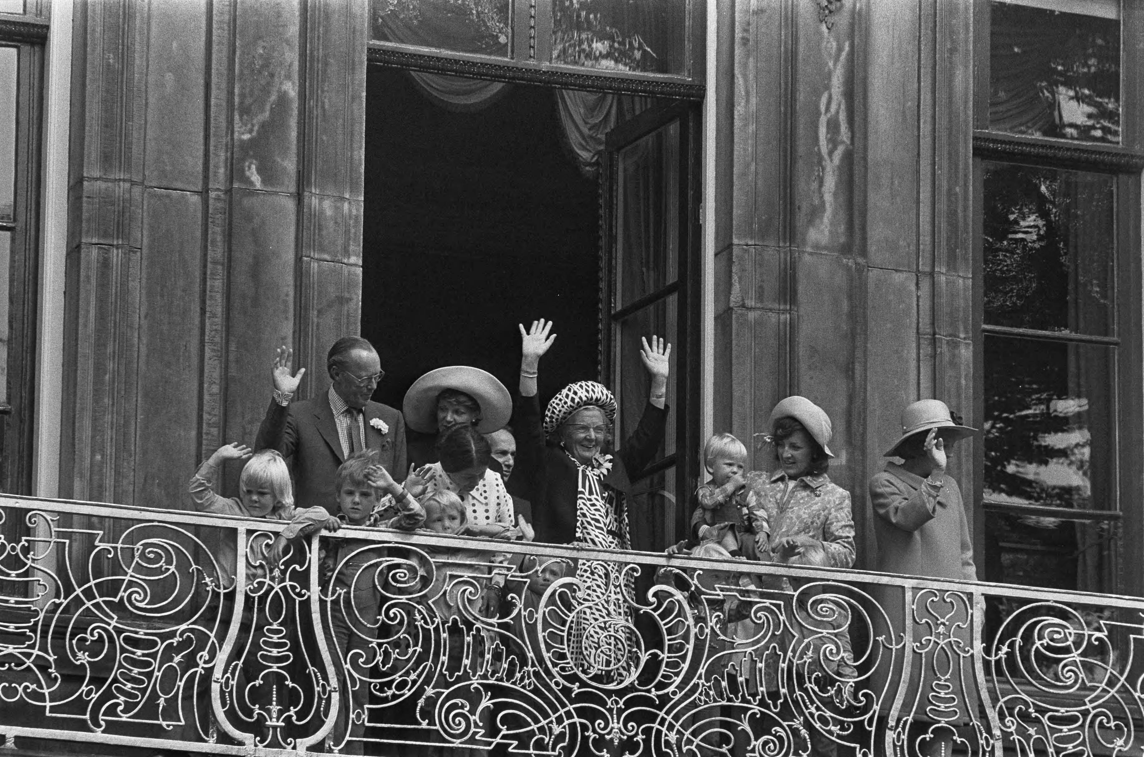 Fotocollectie Anefo — Viering Zilveren Regeringsjubileum van Koningin Juliana in Den Haag , Koninklijke familie op balkon van Paleis Lange Voorhout — Foto: Mieremet, Rob / Anefo. Licentie: Set B: Rechtenvrij / Publiek Domein. Bron: Nationaal Archief. http://hdl.handle.net/10648/ac365efc-d0b4-102d-bcf8-003048976d84