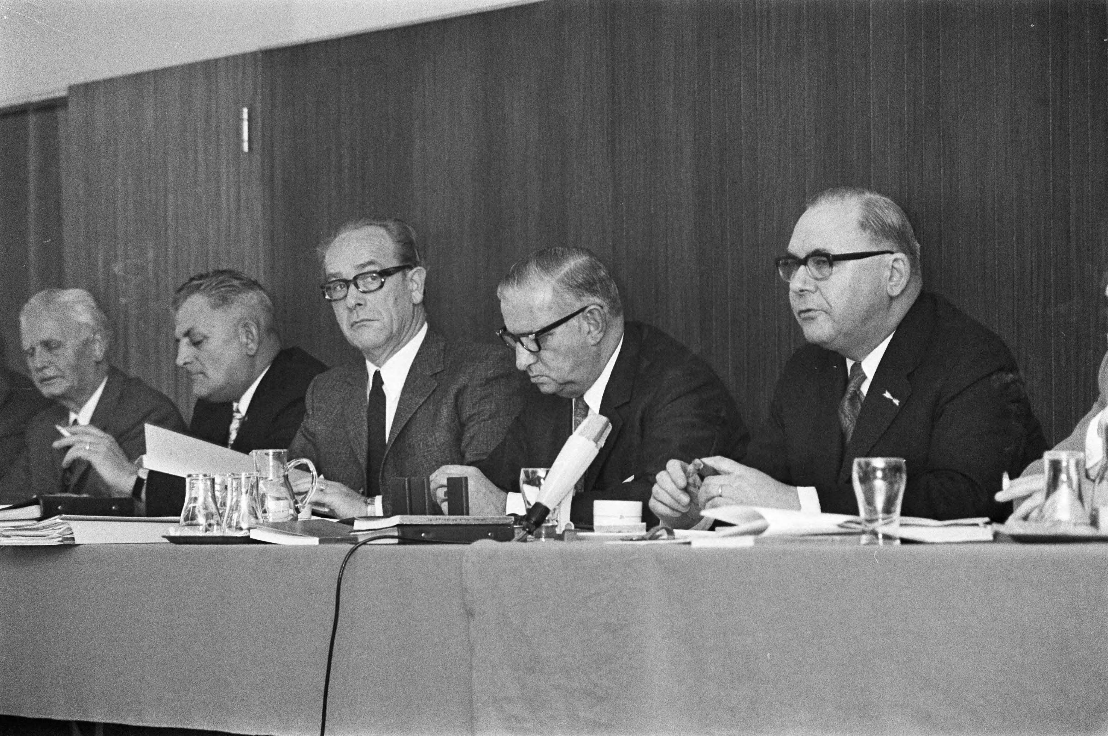 Fotocollectie Anefo — KNVB vergadering, waarbij medailles uitgereikt worden aan Feyenoord, Ajax en Zwart Wit 28 , Den Haag — Foto: Mieremet, Rob / Anefo. Licentie: Set B: Rechtenvrij / Publiek Domein. Bron: Nationaal Archief. http://hdl.handle.net/10648/abd6efda-d0b4-102d-bcf8-003048976d84