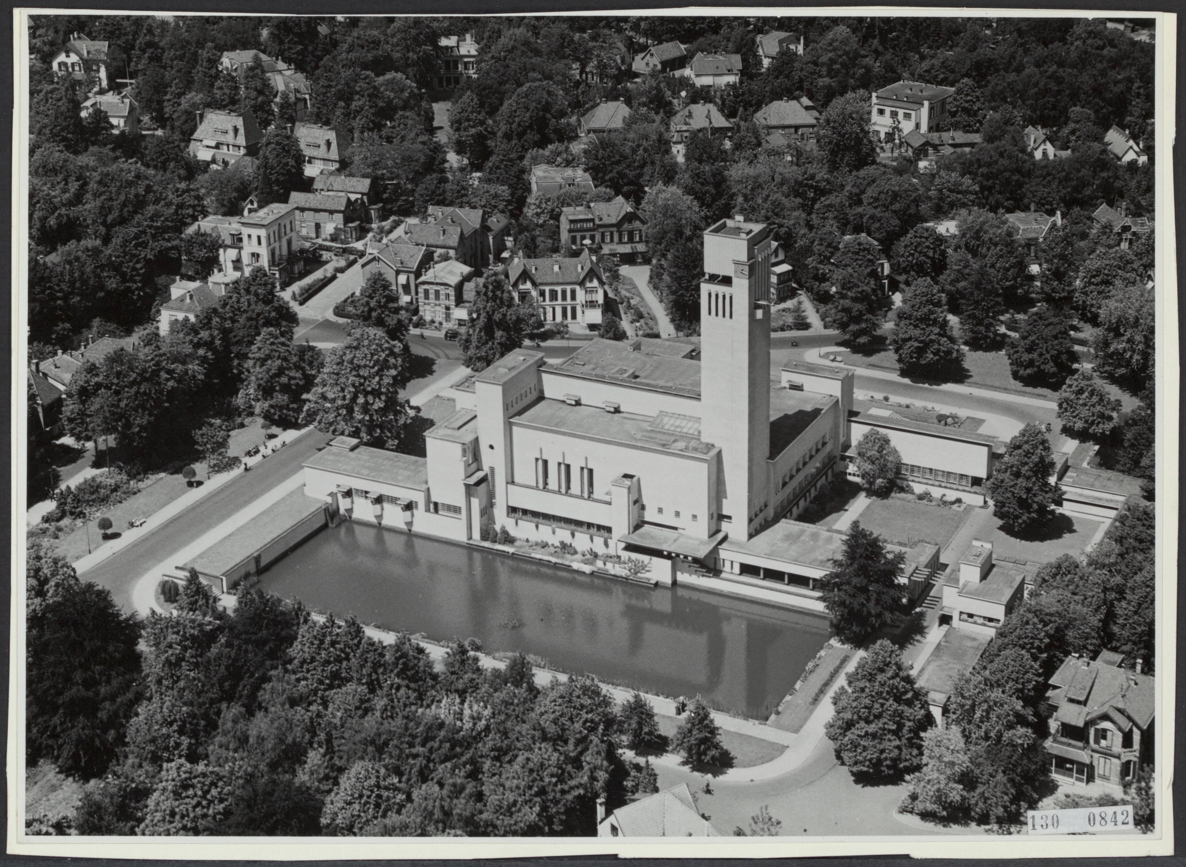 Fotocollectie Rijksvoorlichtingsdienst Eigen — Luchtopname. Hilversum Raadhuis. Architect: W.M. Dudok — Foto: KLM Aerocarto / Rechtenvrij. Licentie: Set B: Rechtenvrij / Publiek Domein. Bron: Nationaal Archief. http://hdl.handle.net/10648/af4c2572-d0b4-102d-bcf8-003048976d84