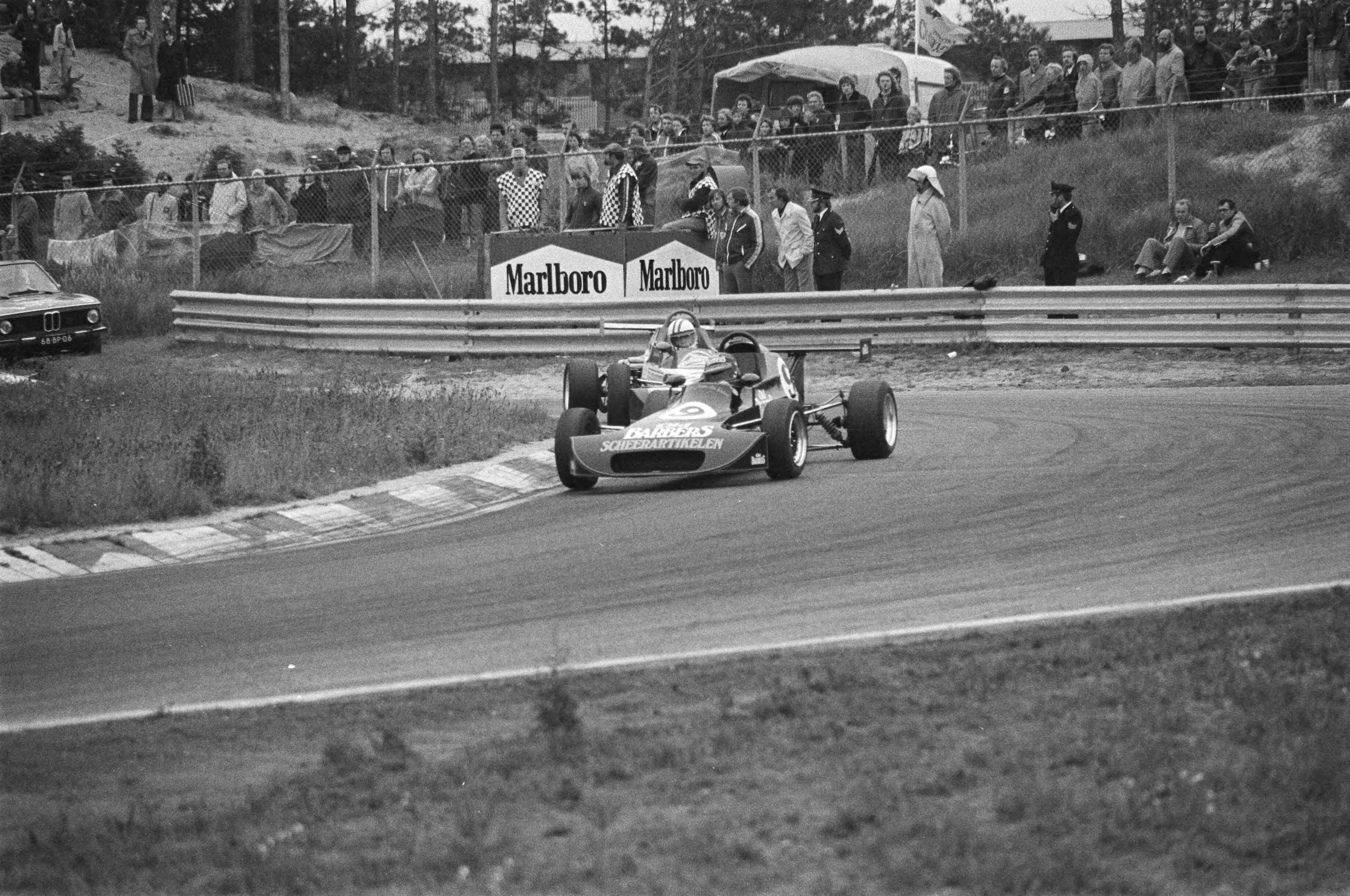 Fotocollectie Anefo — Autoraces Zandvoort; formule Frod 200 eindigde Ros de Giasea de Salvi voor Michel Bleekemolen — Foto: Suyk, Koen / Anefo. Licentie: Set B: Rechtenvrij / Publiek Domein. Bron: Nationaal Archief. http://hdl.handle.net/10648/ac9e2000-d0b4-102d-bcf8-003048976d84