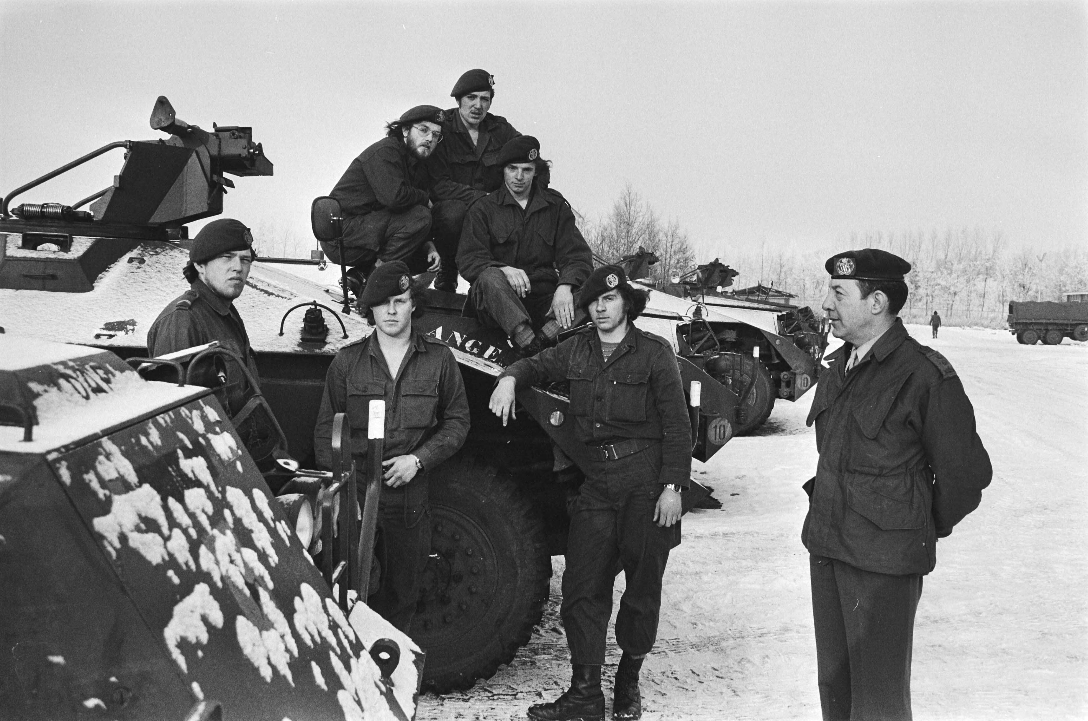 Fotocollectie Anefo — Alpha-compagnie 44e pantserinfantier bataljon in Adolf van Nassaukazerne te Zuidlaren i.v.m. eventuele uitzending naar Libanon in VN-verband; — Foto: Bogaerts, Rob / Anefo. Licentie: Set B: Rechtenvrij / Publiek Domein. Bron: Nationaal Archief. http://hdl.handle.net/10648/acc2b988-d0b4-102d-bcf8-003048976d84