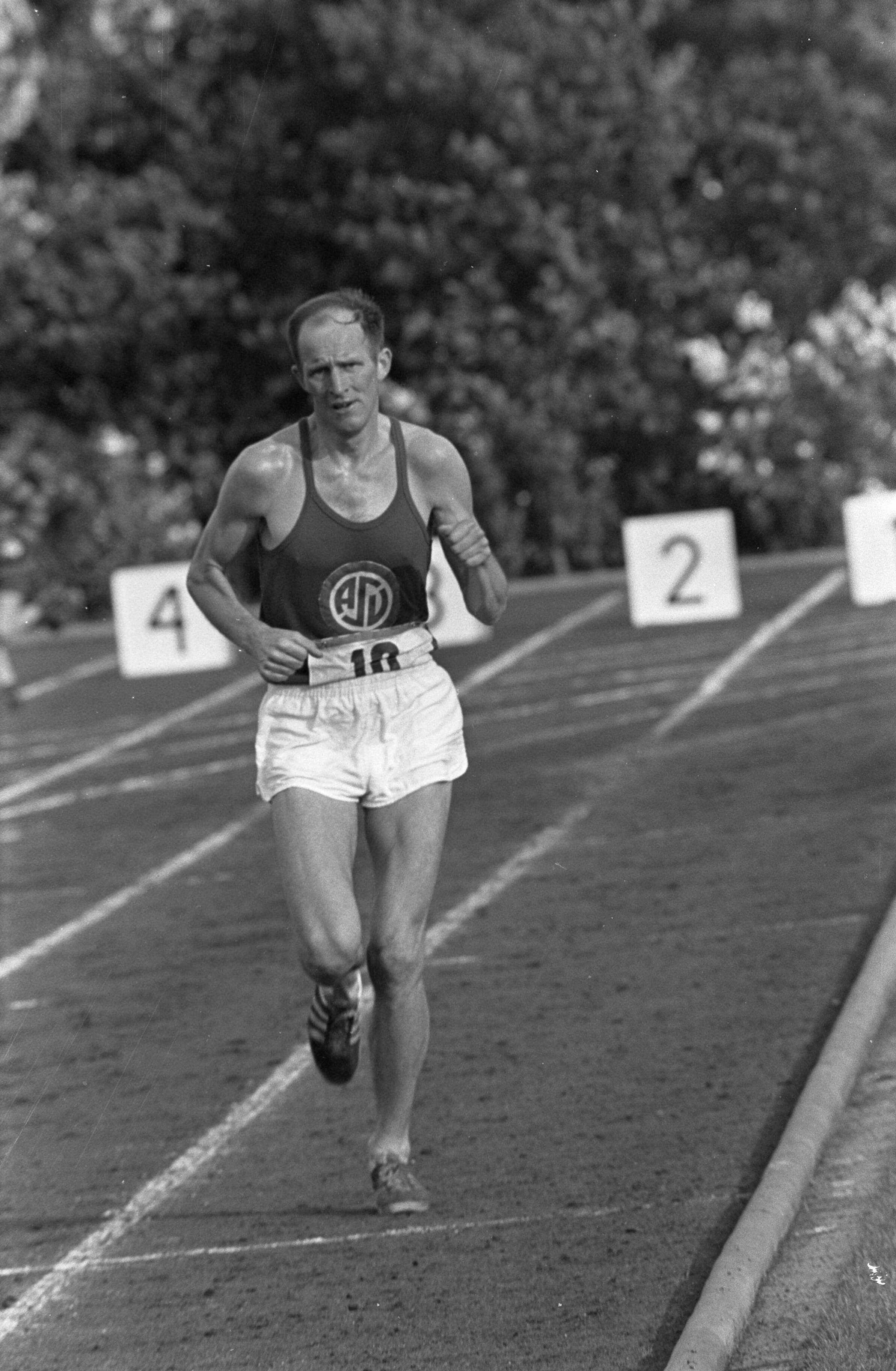 Nederlandse kampioenschappen atletiek 1968 — Aad Steylen, lopend op de sintelbaan tijdens de marathon — Foto: Fotograaf Onbekend / Anefo. Licentie: Set B: Rechtenvrij / Publiek Domein. Bron: Nationaal Archief. http://hdl.handle.net/10648/ab4c03a2-d0b4-102d-bcf8-003048976d84