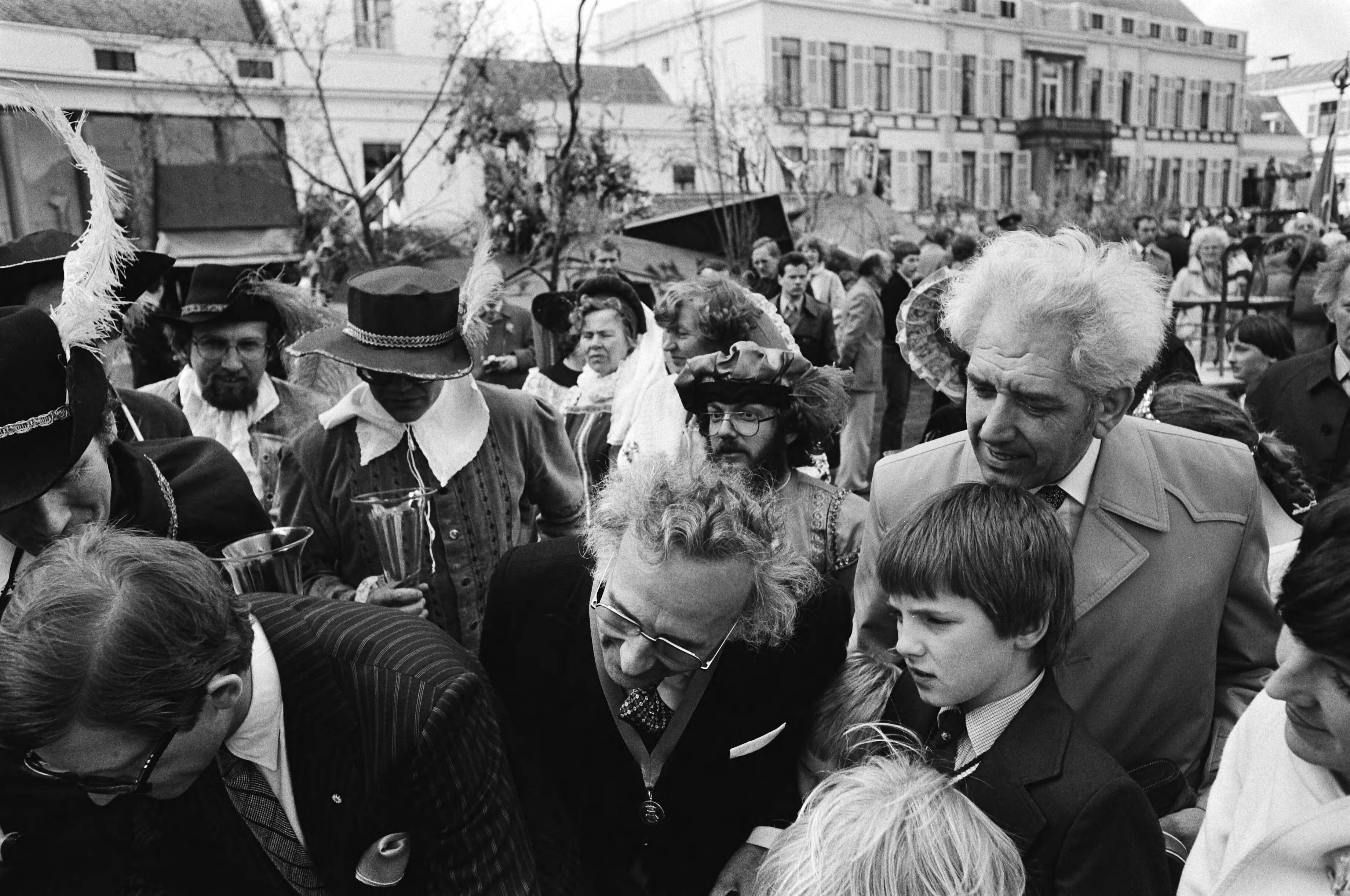Defilé Soestdijk — Op het middenterrein — Foto: Croes, Rob C. / Anefo. Licentie: Set B: Rechtenvrij / Publiek Domein. Bron: Nationaal Archief. http://hdl.handle.net/10648/acc961ca-d0b4-102d-bcf8-003048976d84